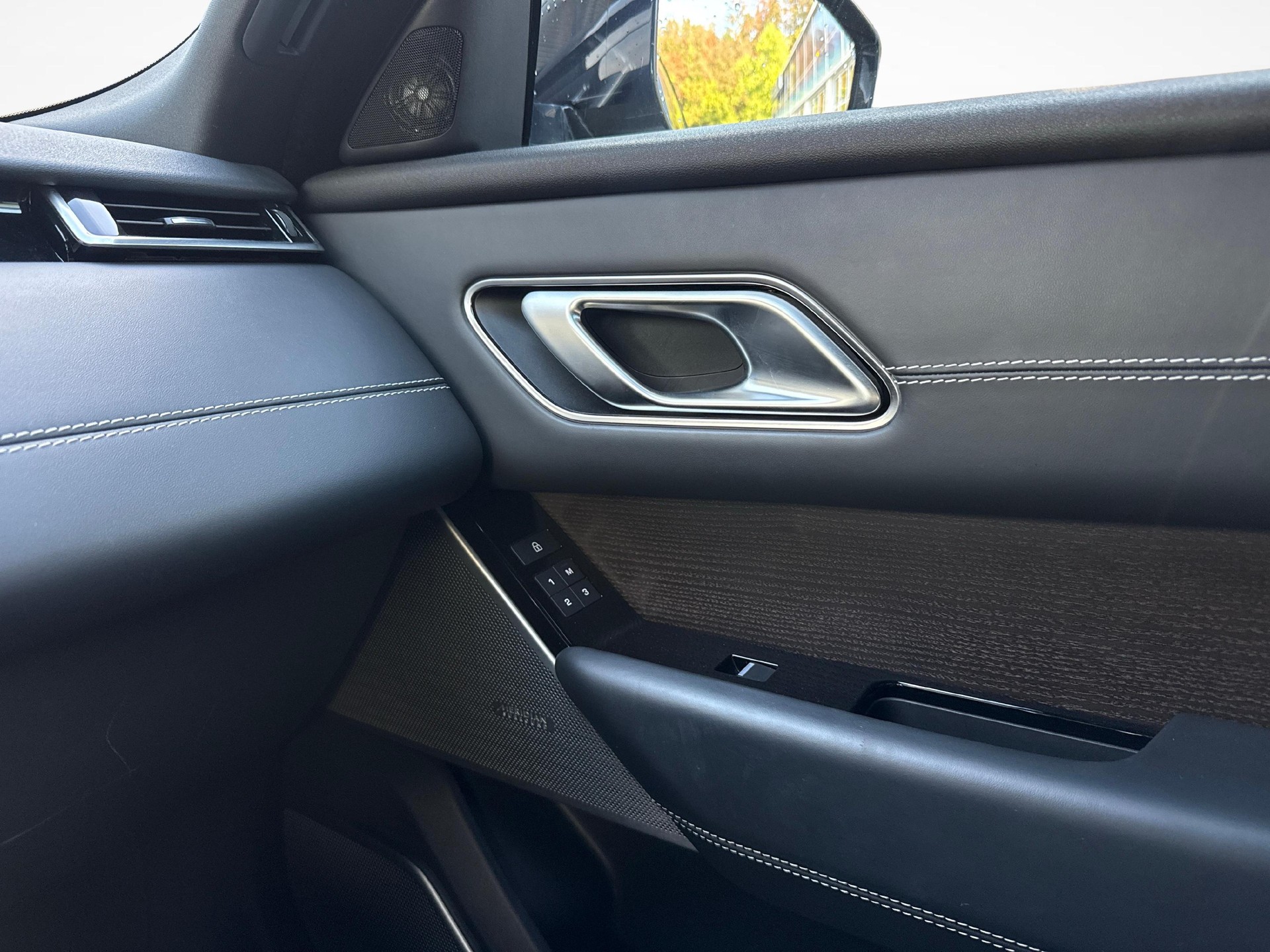 LAND ROVER Range Rover Velar 3.0 D I6 300 R-Dynamic HSE-image-15