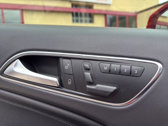 MERCEDES-BENZ A 250 AMG Line 4Matic 7G-DCT-image-21