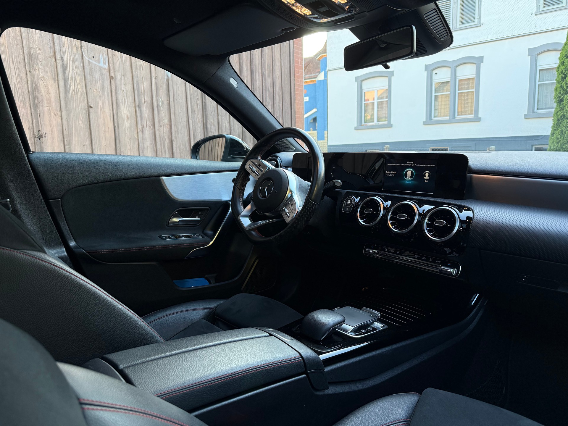MERCEDES-BENZ A 200 AMG Line 7G-DCT-image-4