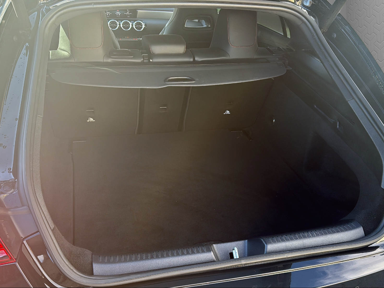 MERCEDES-BENZ CLA Shooting Brake 250 4Matic 7G-DCT AMG Line-image-9