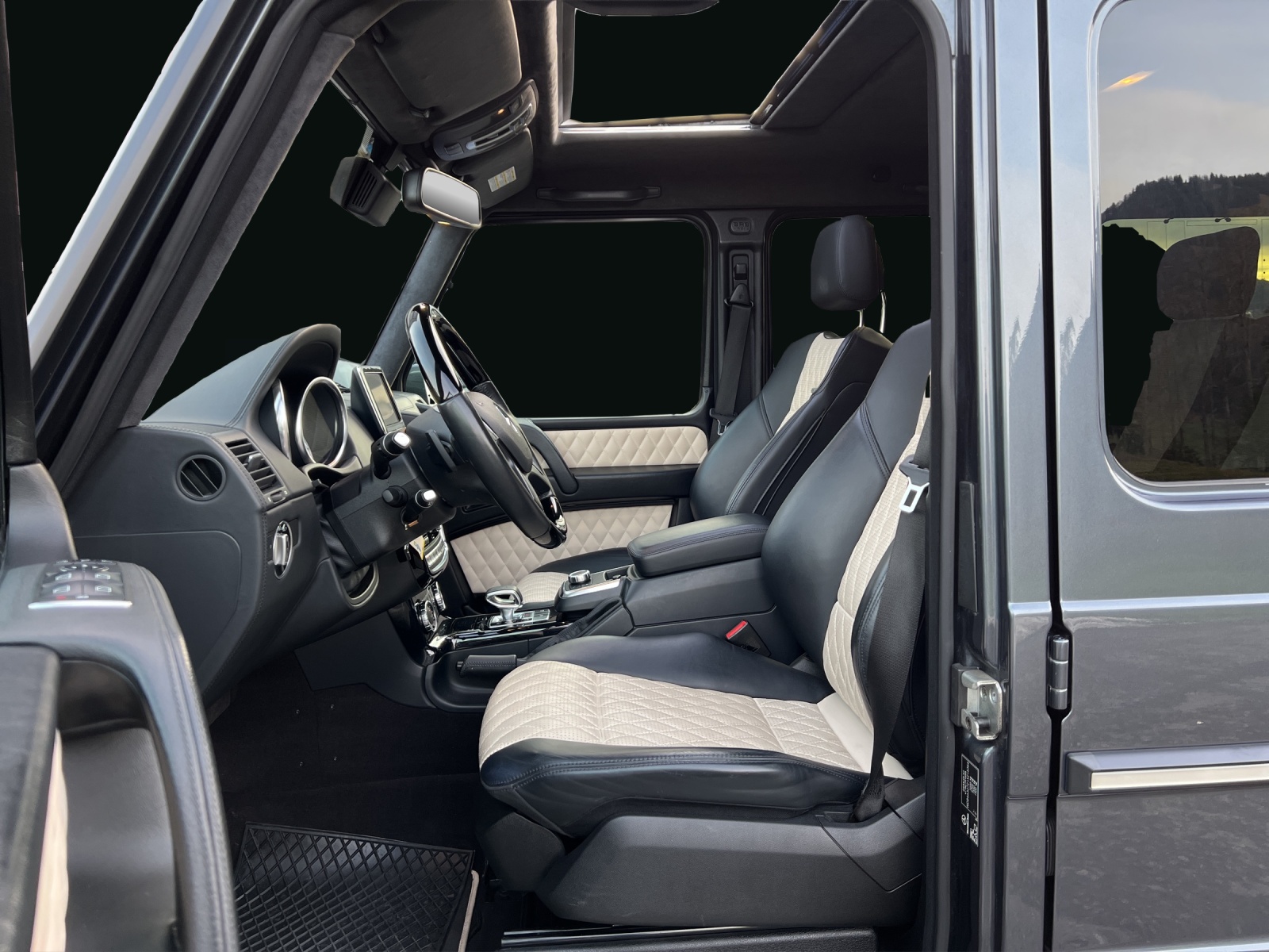 MERCEDES-BENZ G 63 AMG Automatic-image-9