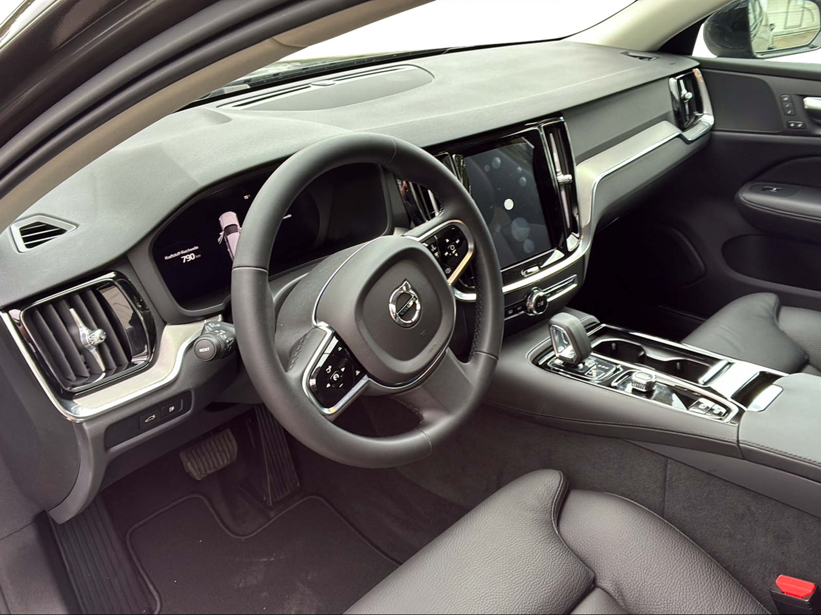VOLVO V60 2.0 T6 TE Plus Dark eAWD-image-10
