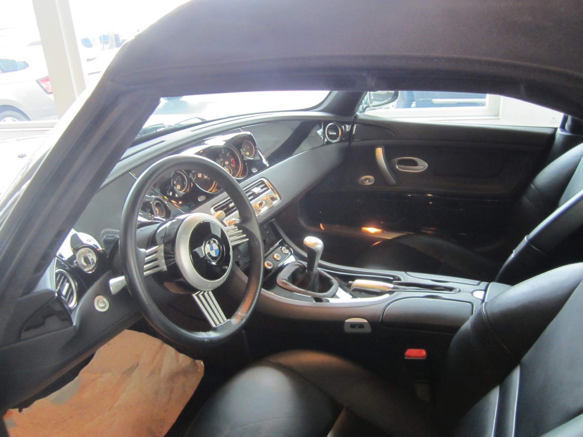 BMW Z8 Roadster-image-15