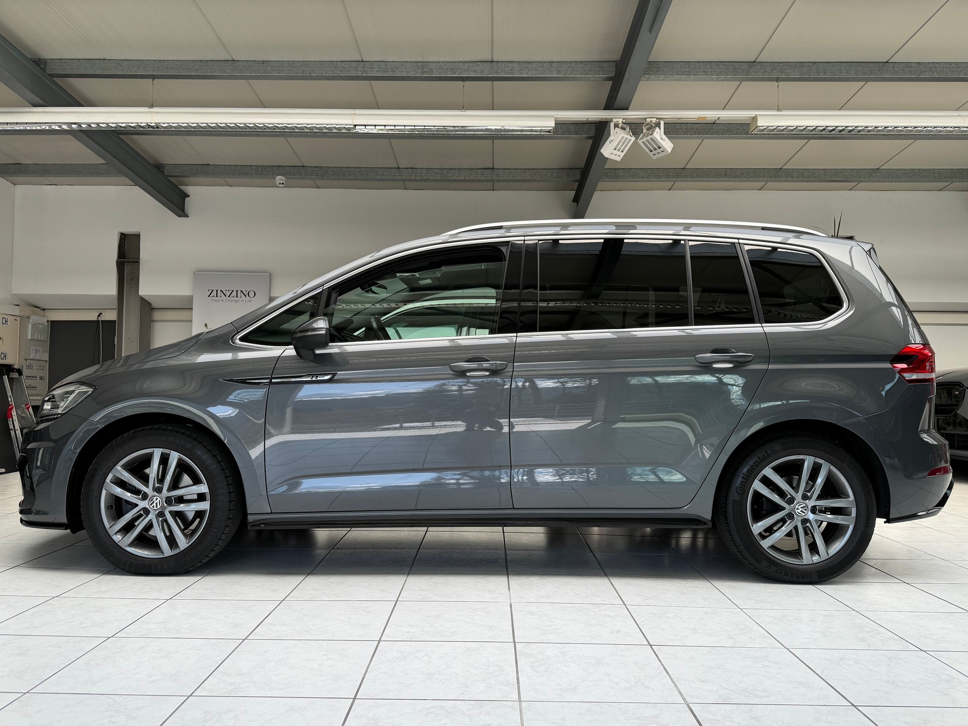 VW Touran 1.4 TSI BlueMotion Technology Highline DSG * R-Line * frisch ab MFK * 7 Plätzer *-image-1