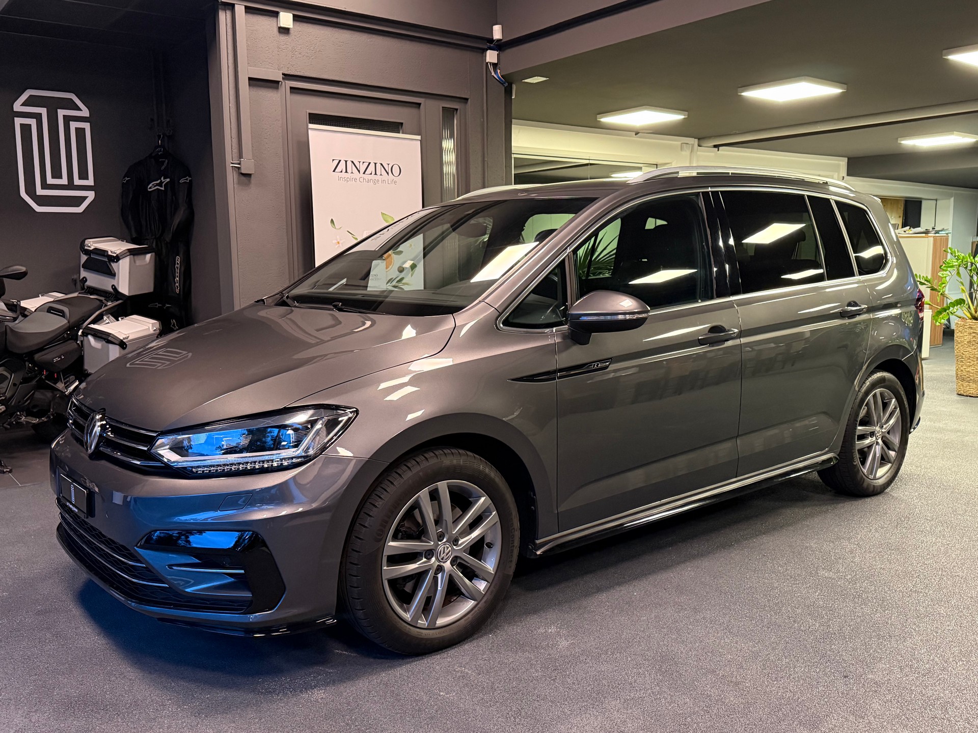 VW Touran 1.4 TSI BlueMotion Technology Highline DSG * R-Line * frisch ab MFK * 7 Plätzer *