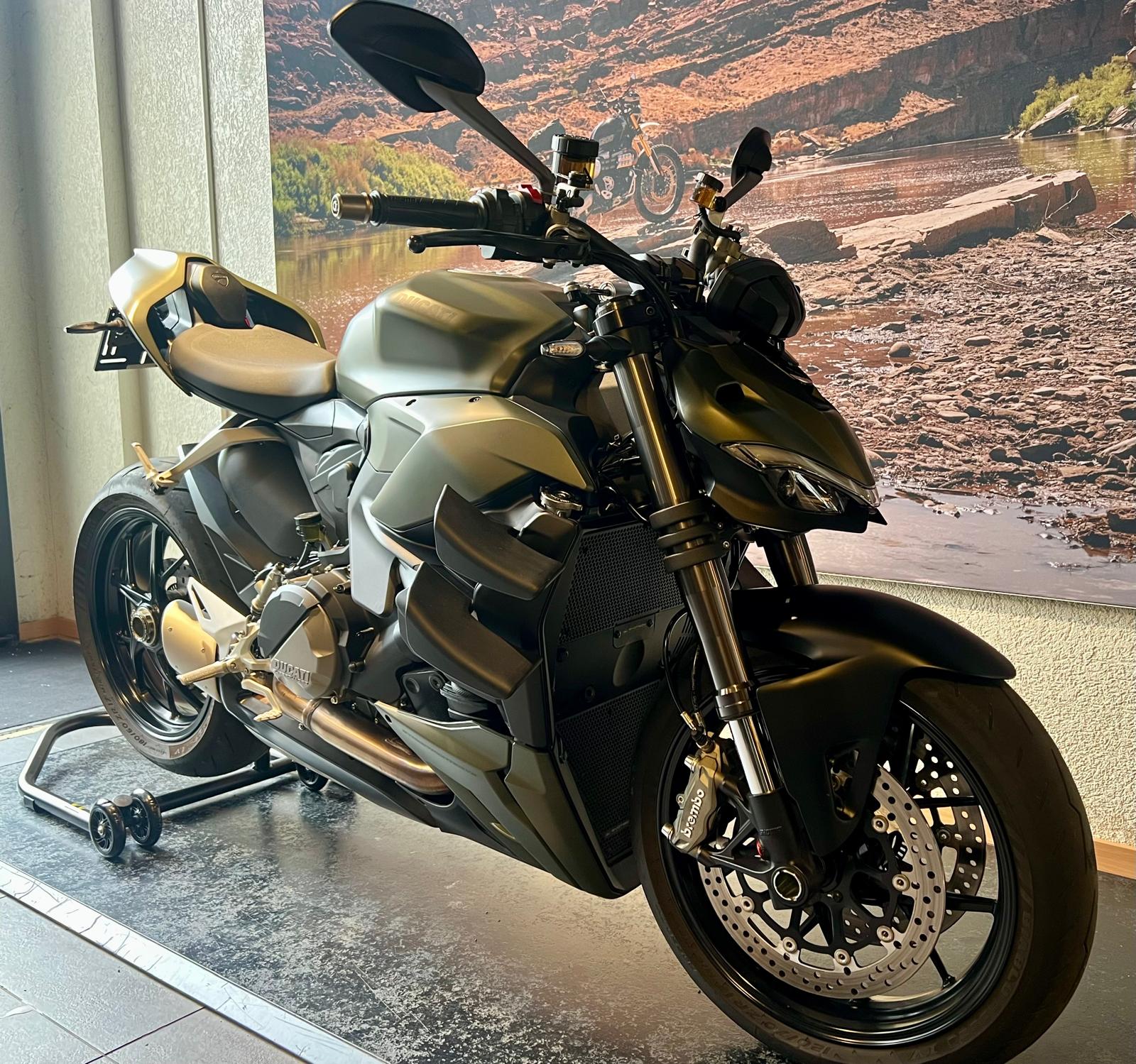 DUCATI Streetfighter V2-showroom-element-1