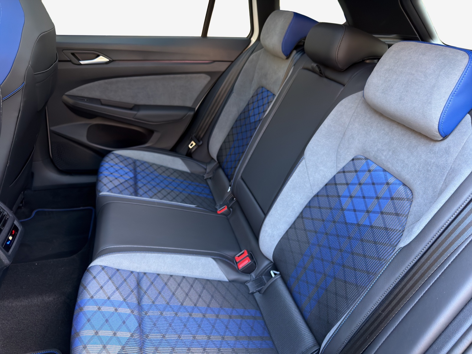 VW Golf Variant 2.0 TSI R DSG 4 Motion-image-11