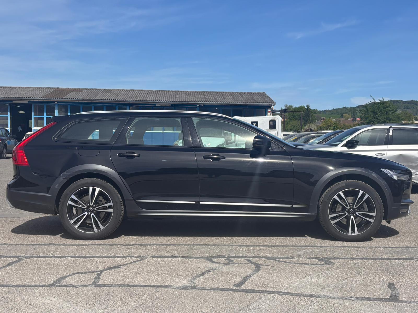 VOLVO V90 Cross Country D4 Pro AWD Geartronic-image-3