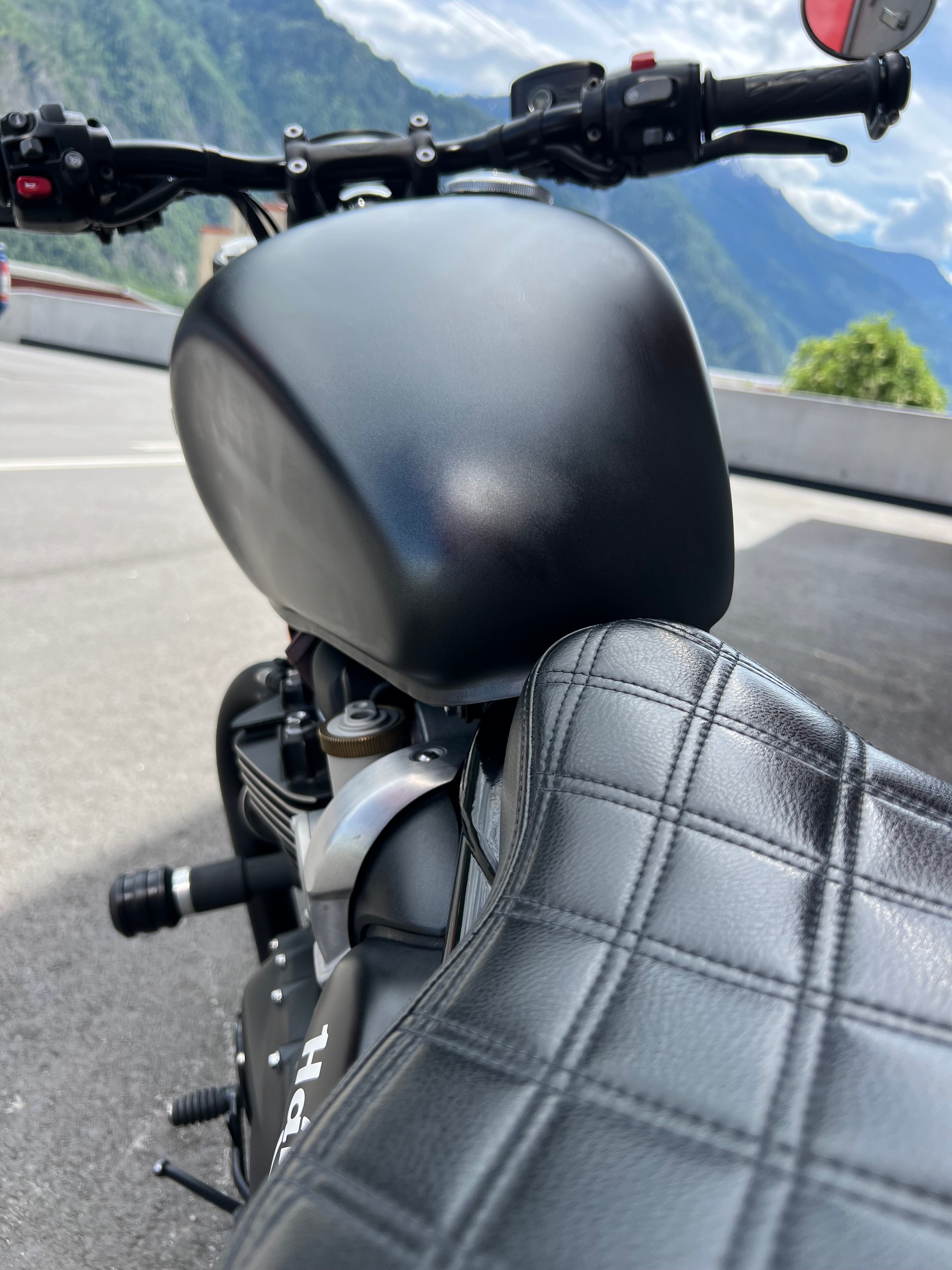 TRIUMPH Bonneville 1200 Bobber Black ABS-image-12