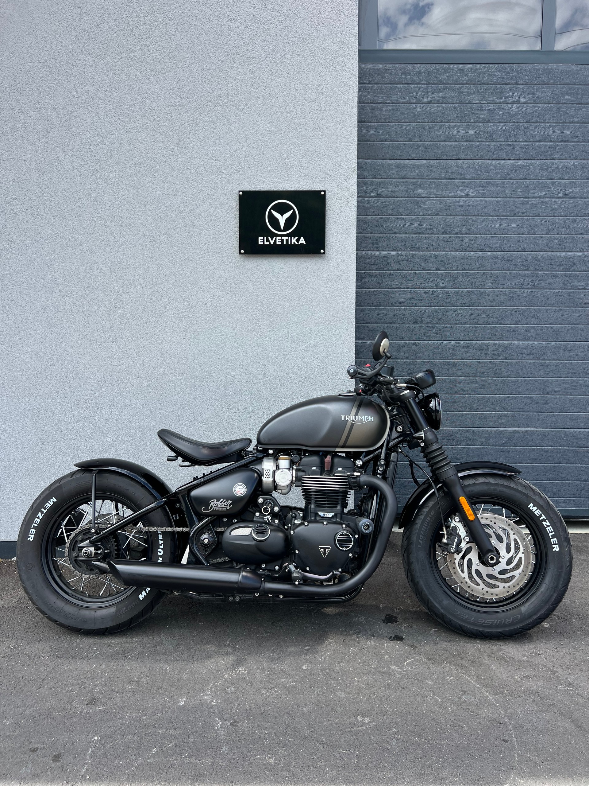 TRIUMPH Bonneville 1200 Bobber Black ABS