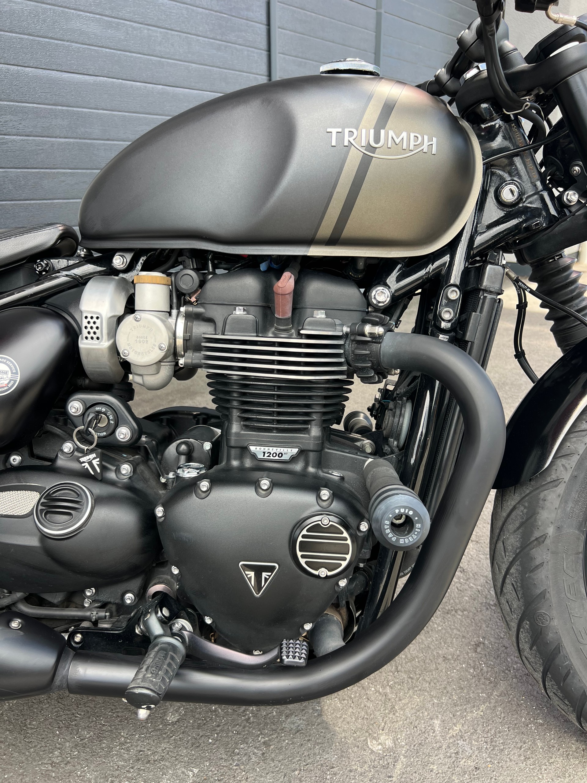 TRIUMPH Bonneville 1200 Bobber Black ABS-image-4