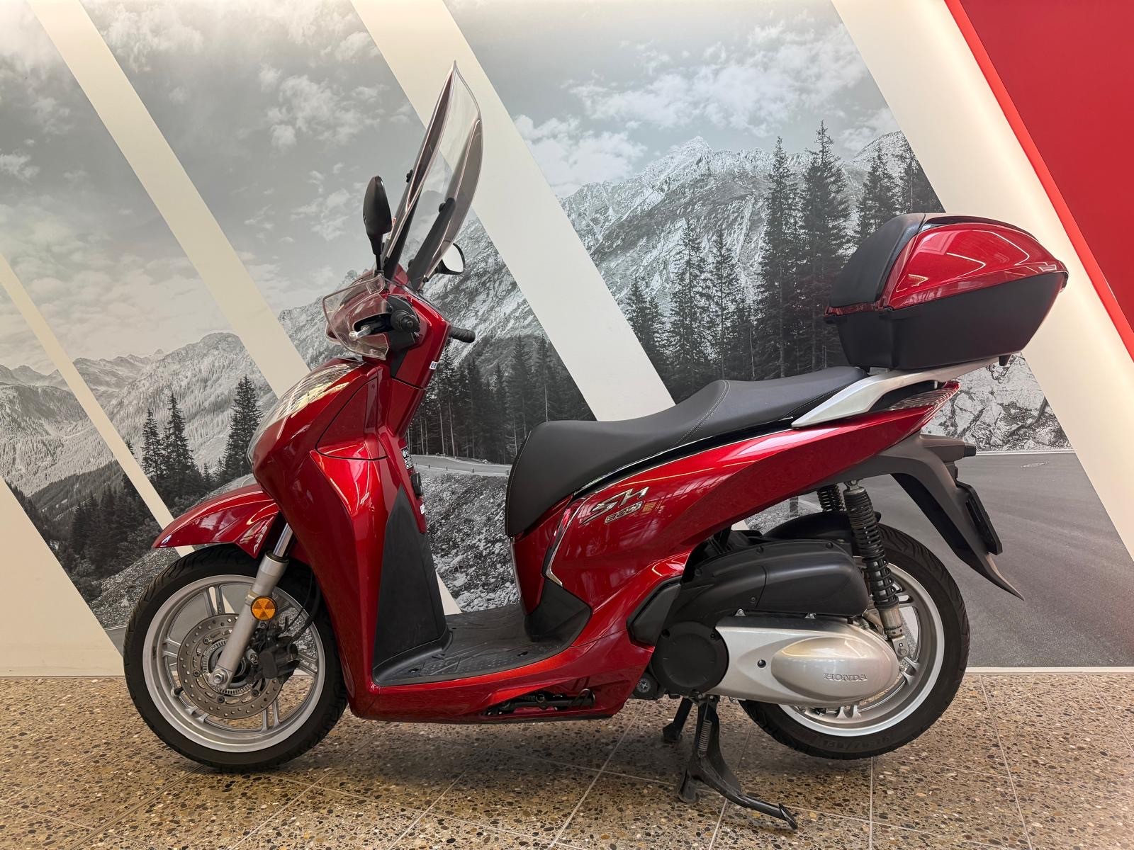 HONDA SH 300 A mit Top-Case und Windschild-showroom-element-1