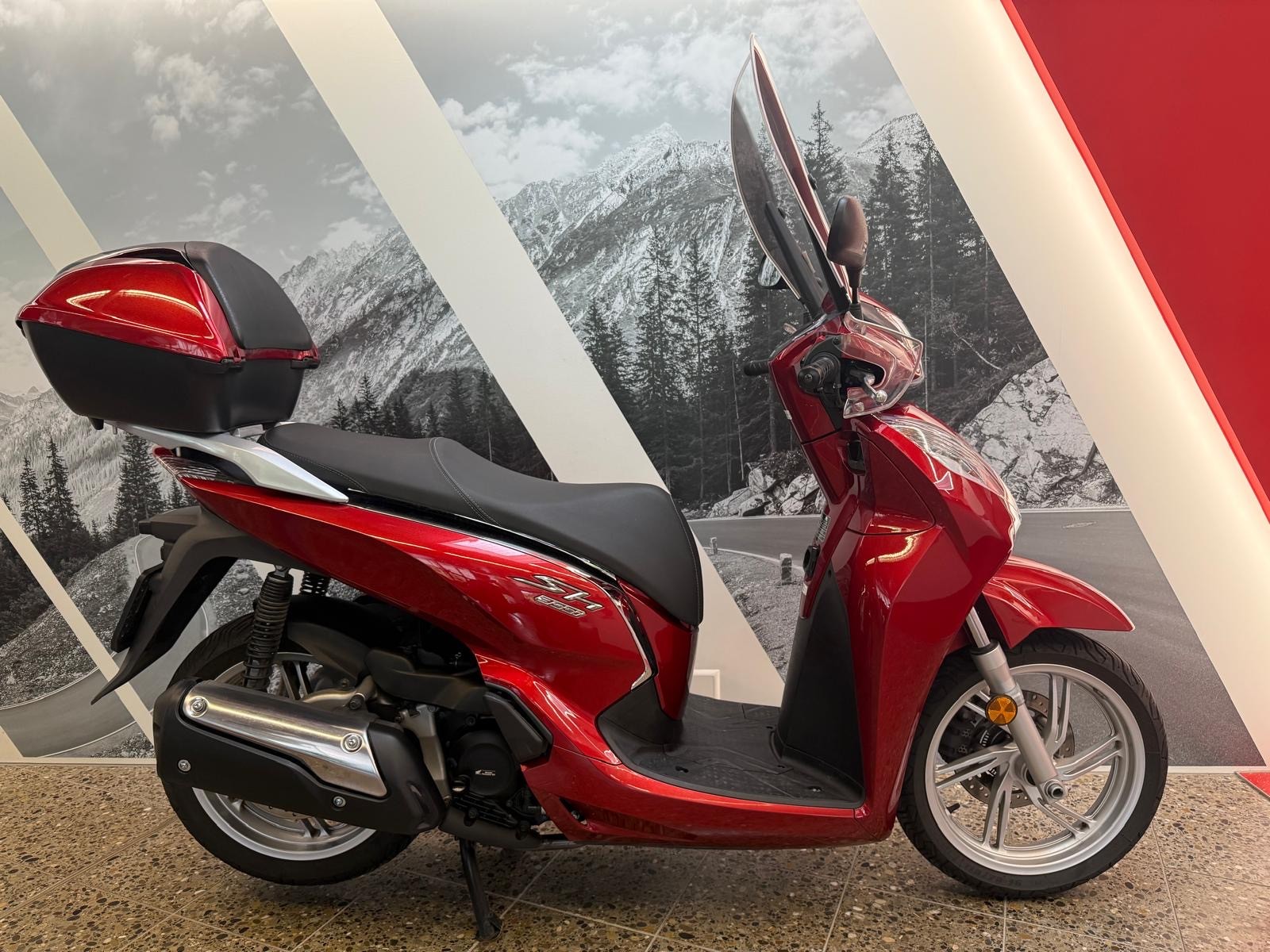 HONDA SH 300 A mit Top-Case und Windschild