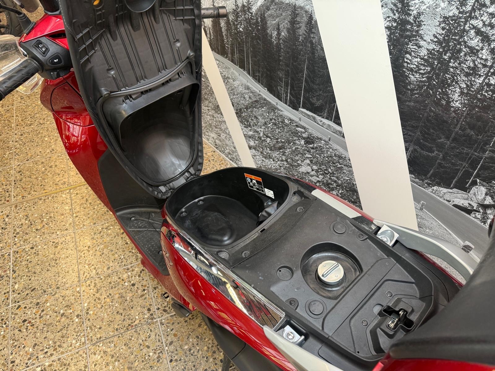 HONDA SH 300 A mit Top-Case und Windschild-image-6