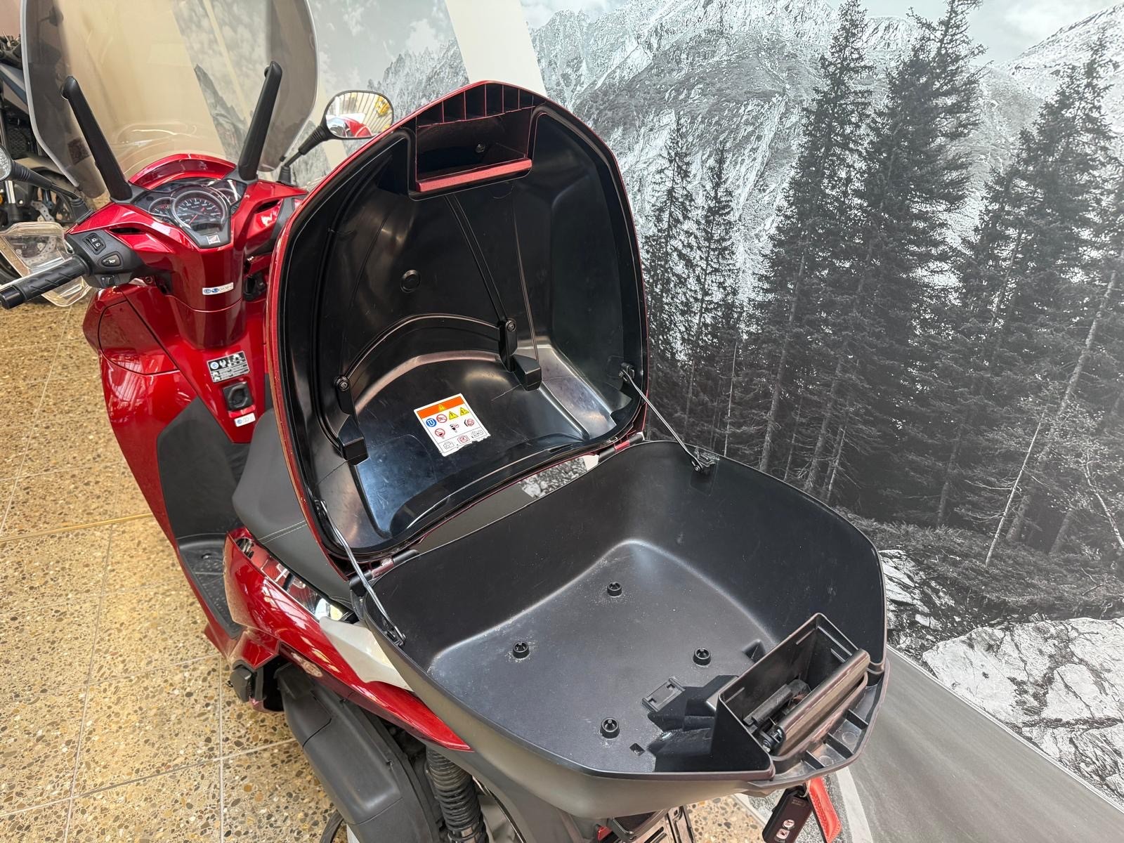 HONDA SH 300 A mit Top-Case und Windschild-image-5