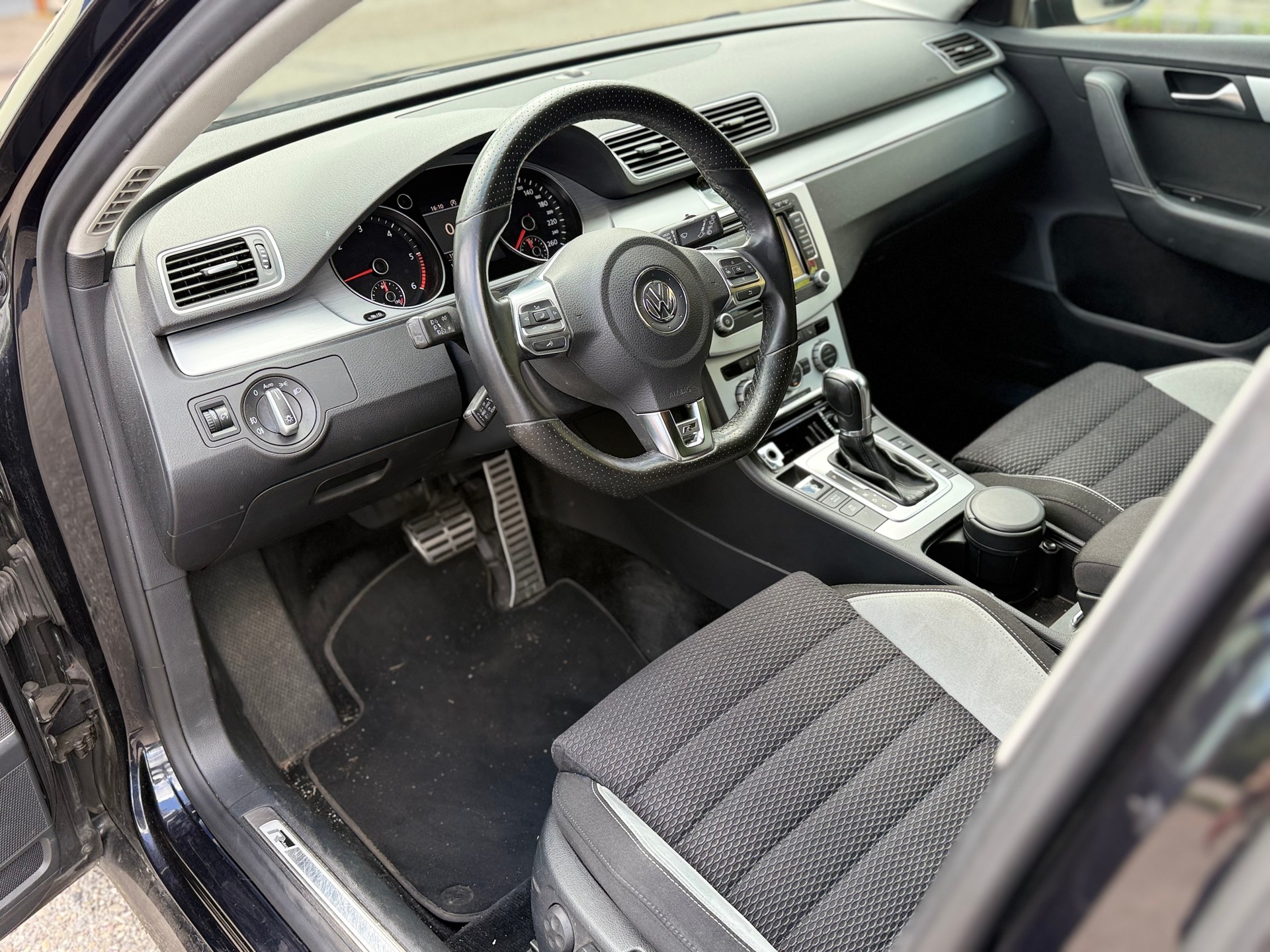 VW Passat Variant 2.0 TDI BMT R-Line DSG-image-8