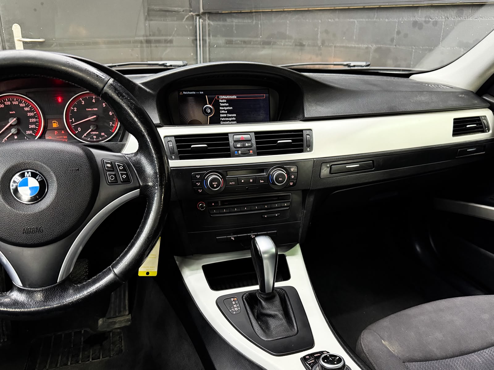 BMW 325i xDrive Touring Steptronic-image-16
