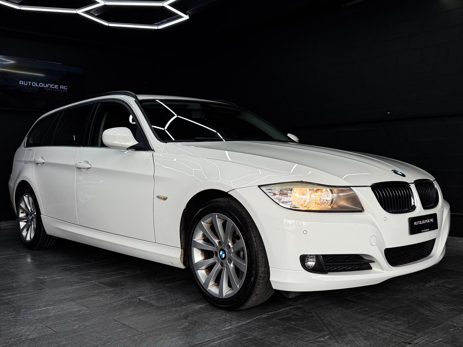 BMW 325i xDrive Touring Steptronic-image-0