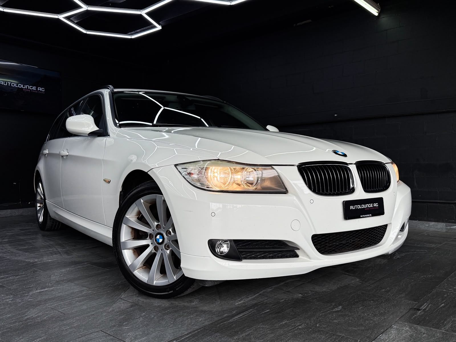 BMW 325i xDrive Touring Steptronic-image-2