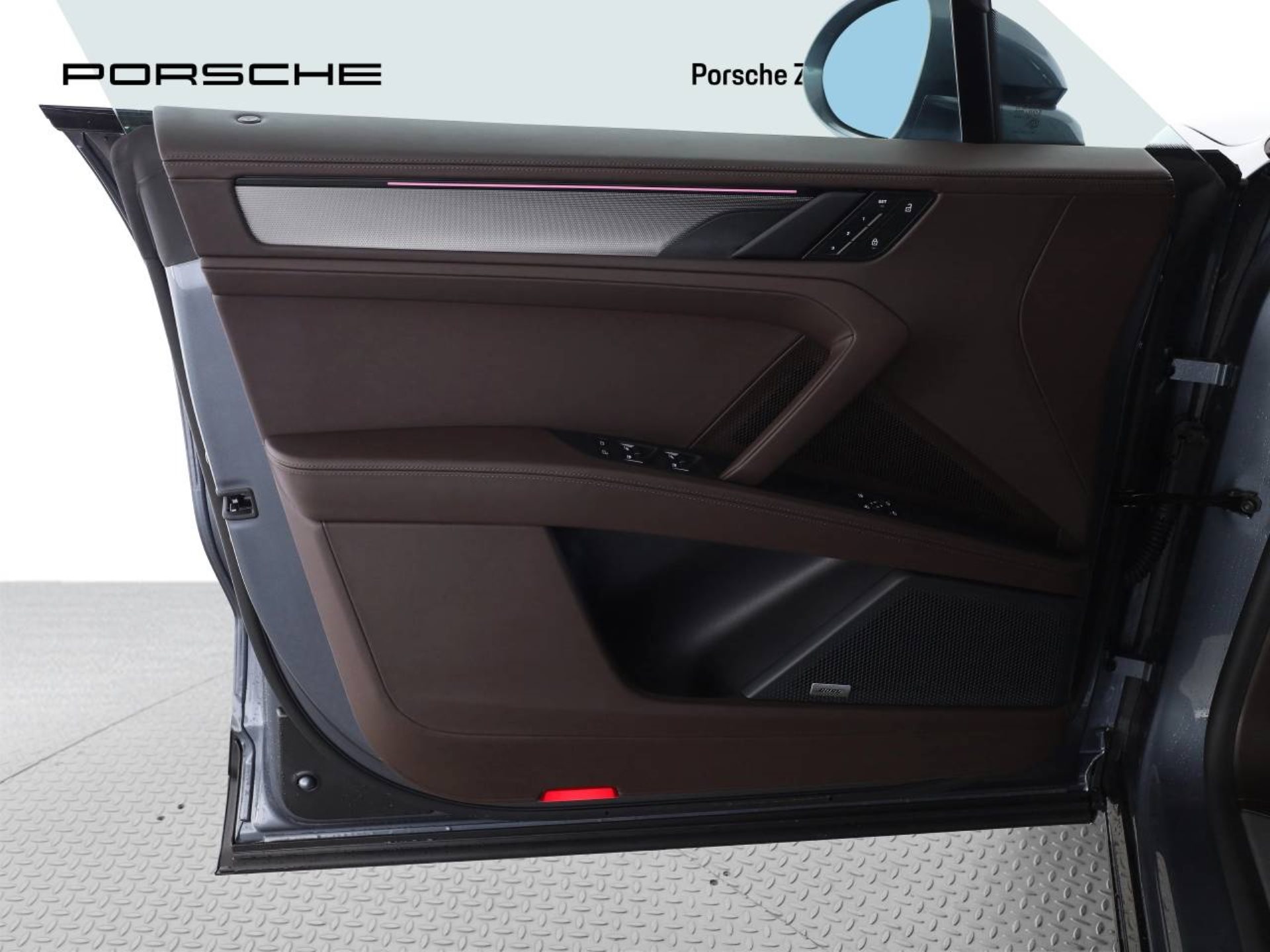 PORSCHE Cayenne Electric-image-12