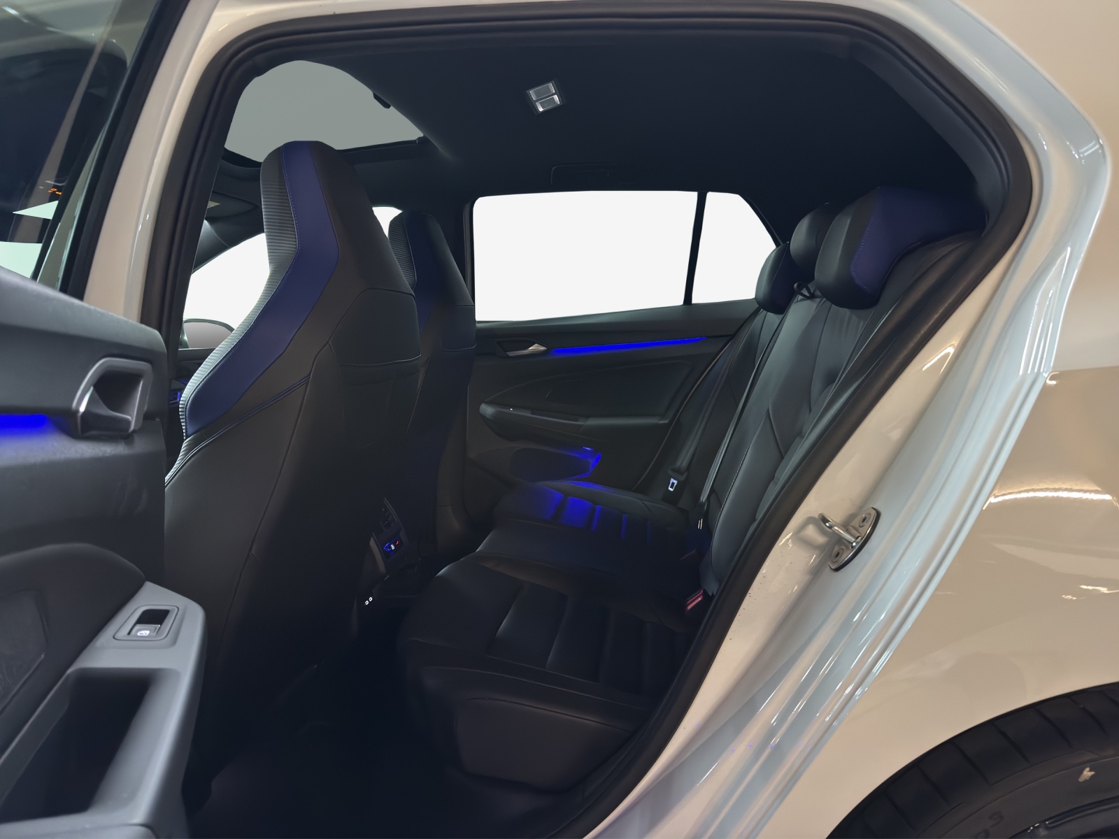 VW Golf 2.0 TSI R DSG 4Motion-image-11