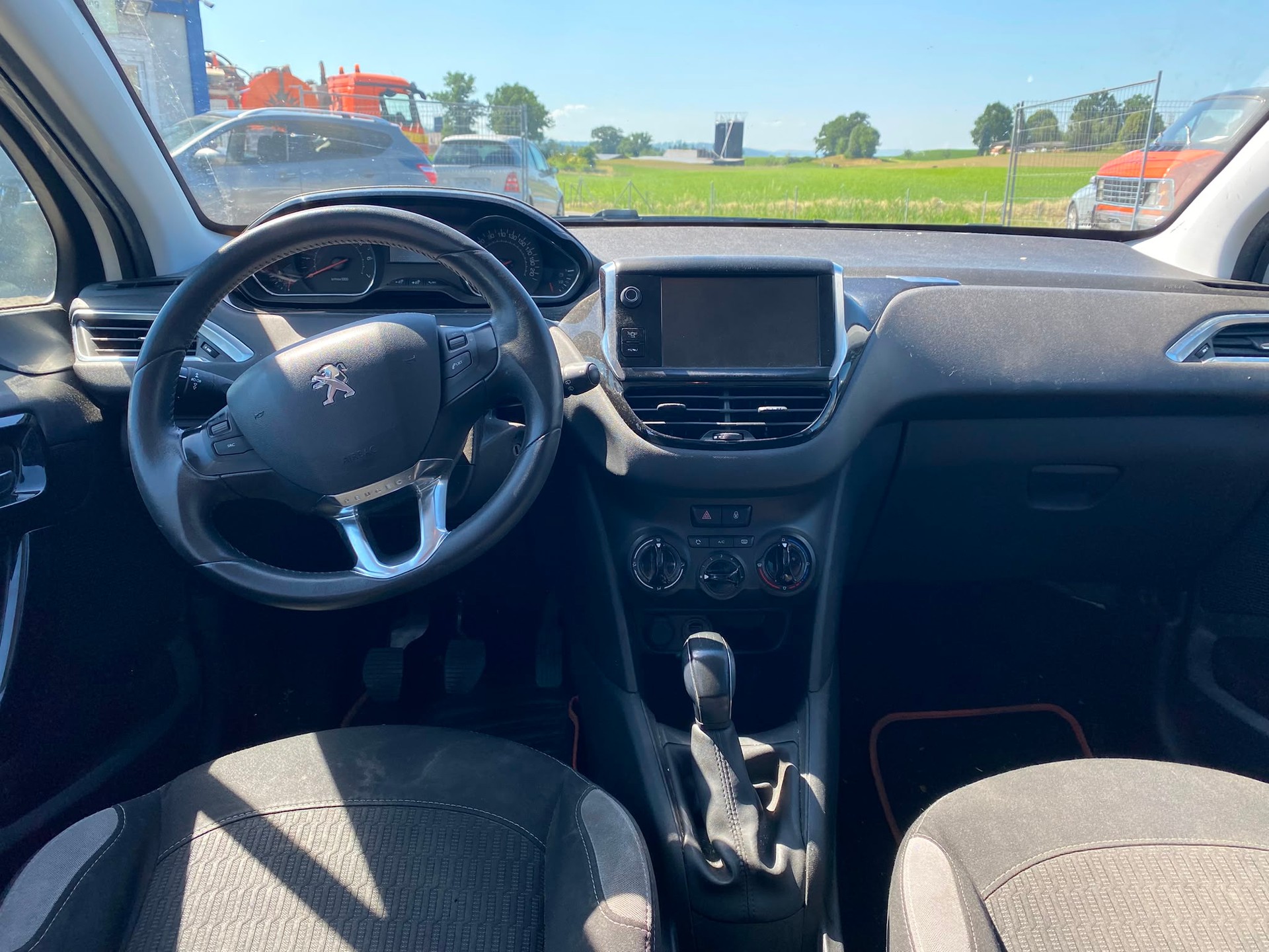 PEUGEOT 208 1.2 VTI Active-image-9