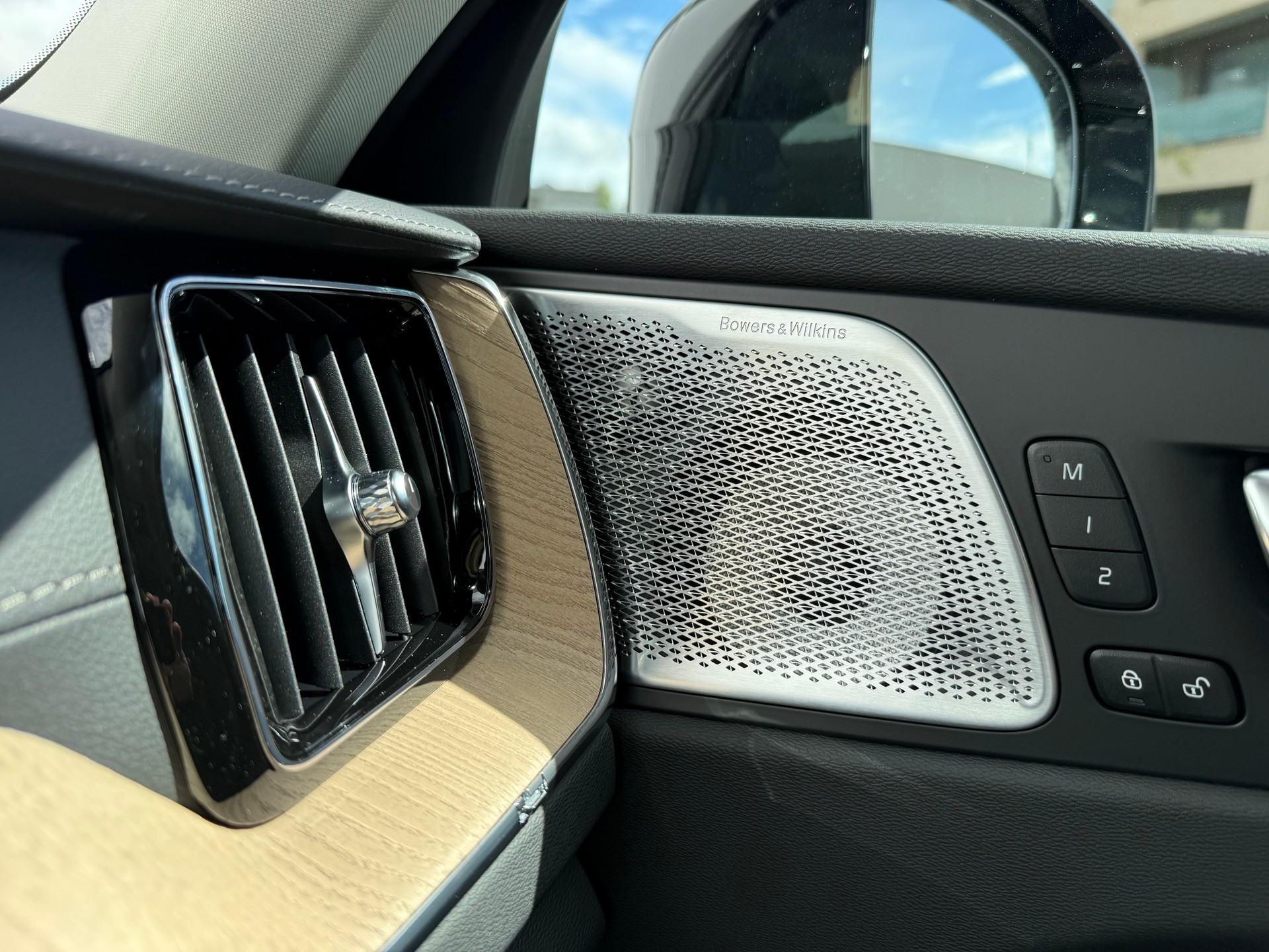 VOLVO XC60 2.0 T6 TE Ultra Dark eAWD-image-16