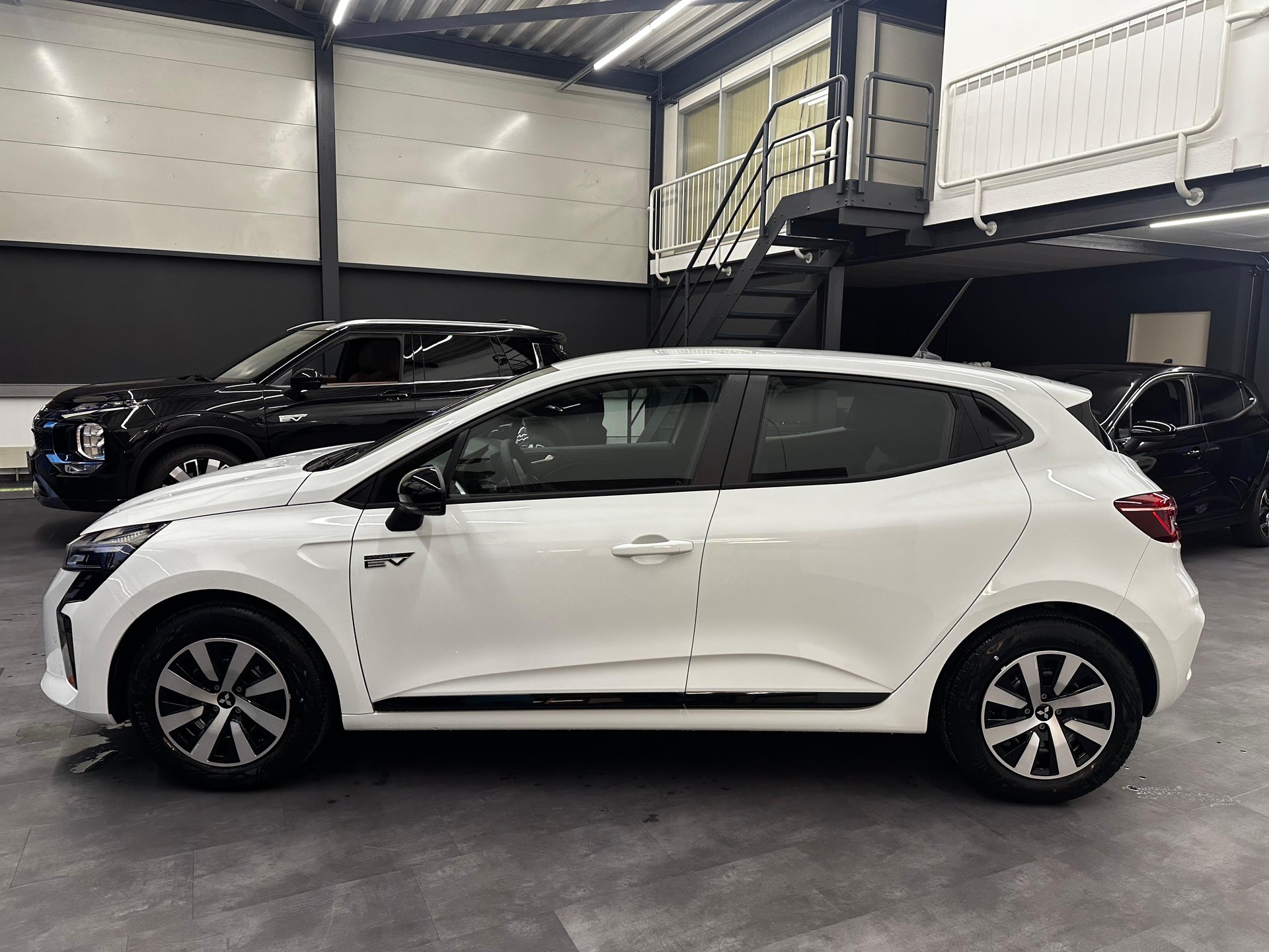 MITSUBISHI Colt 1.6 HEV Invite-image-1