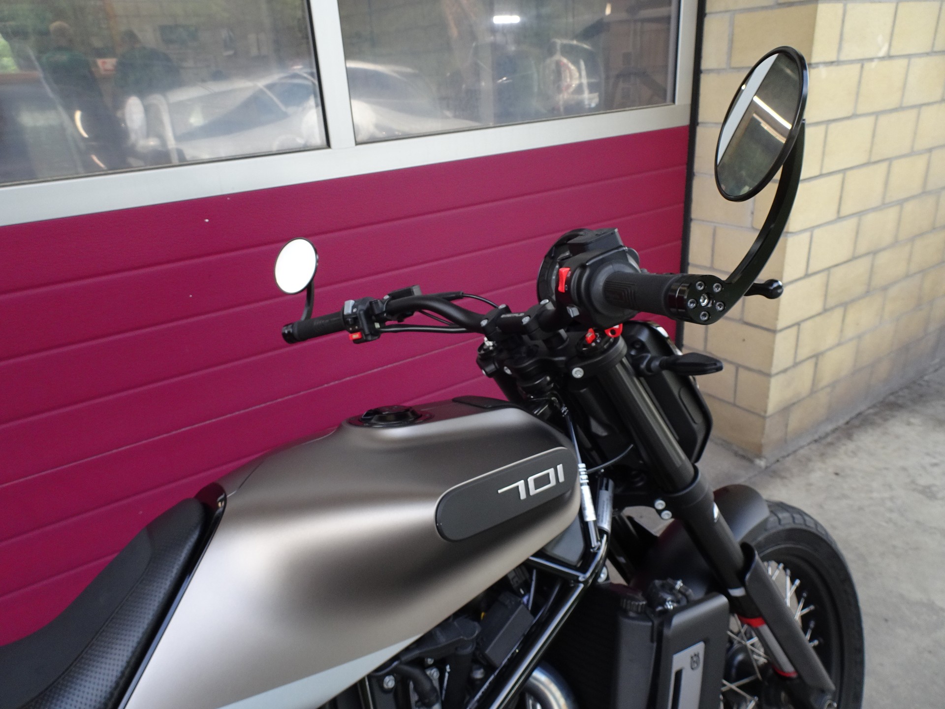 HUSQVARNA Svartpilen 701-image-4