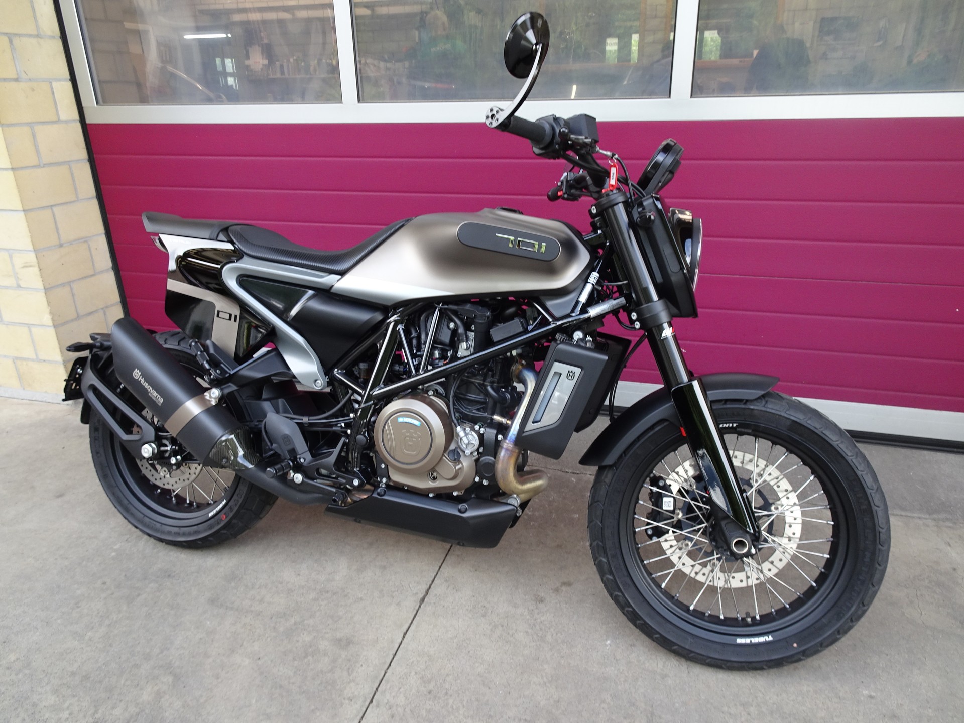 HUSQVARNA Svartpilen 701-showroom-element-2