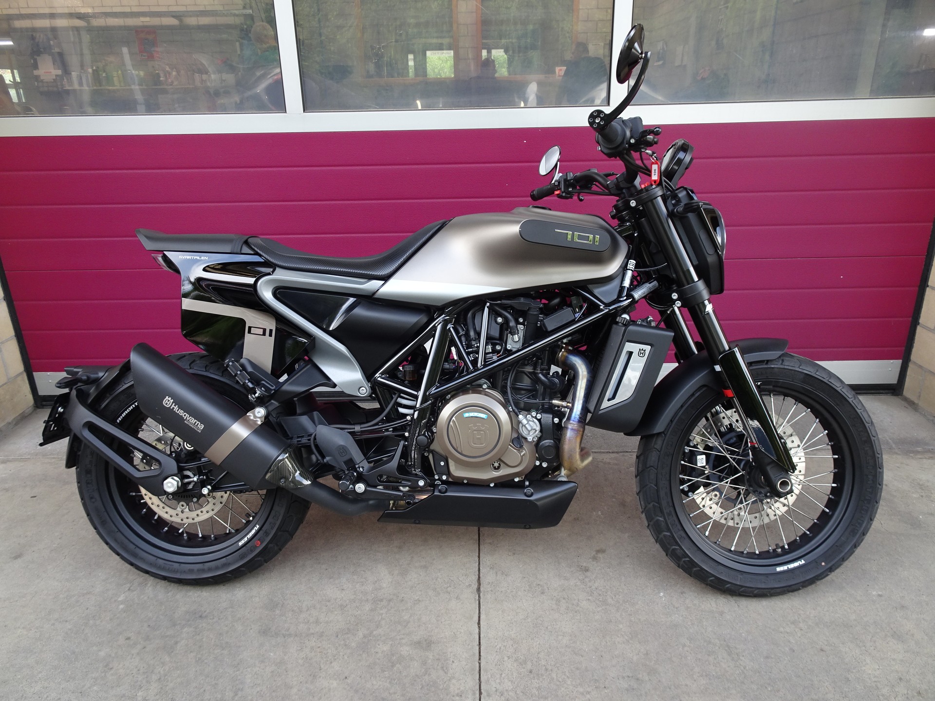 HUSQVARNA Svartpilen 701
