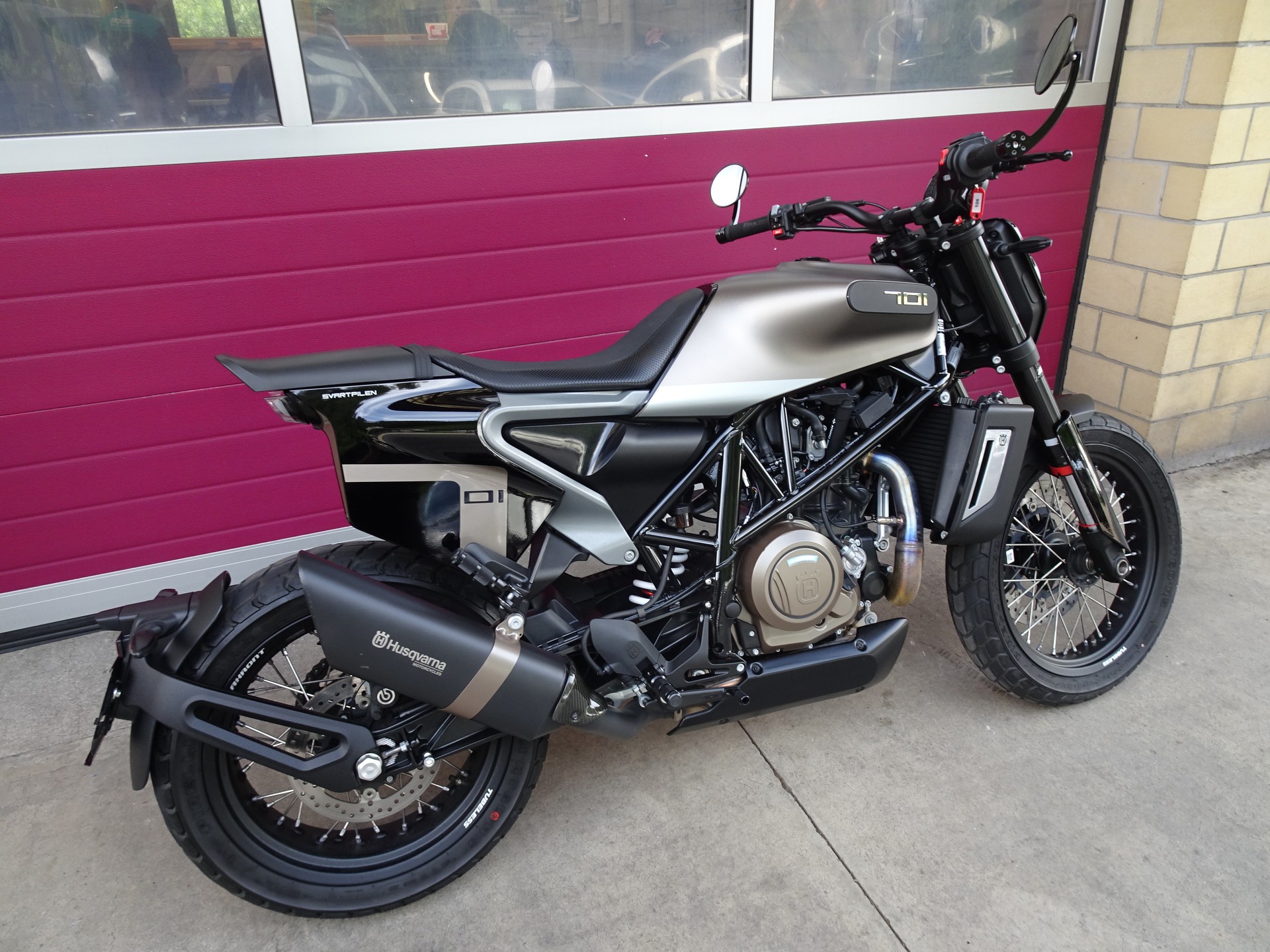 HUSQVARNA Svartpilen 701-showroom-element-3
