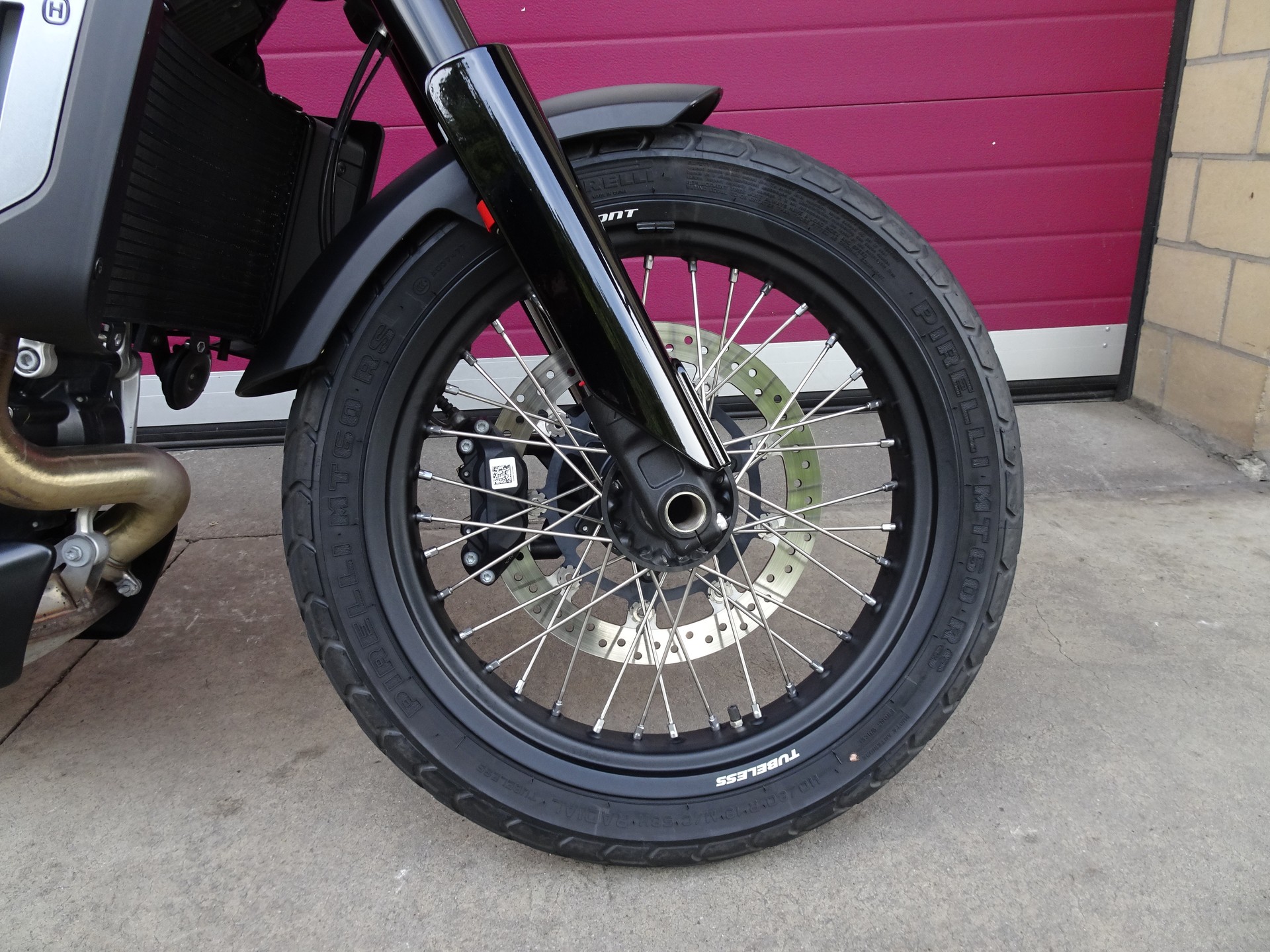 HUSQVARNA Svartpilen 701-showroom-element-1