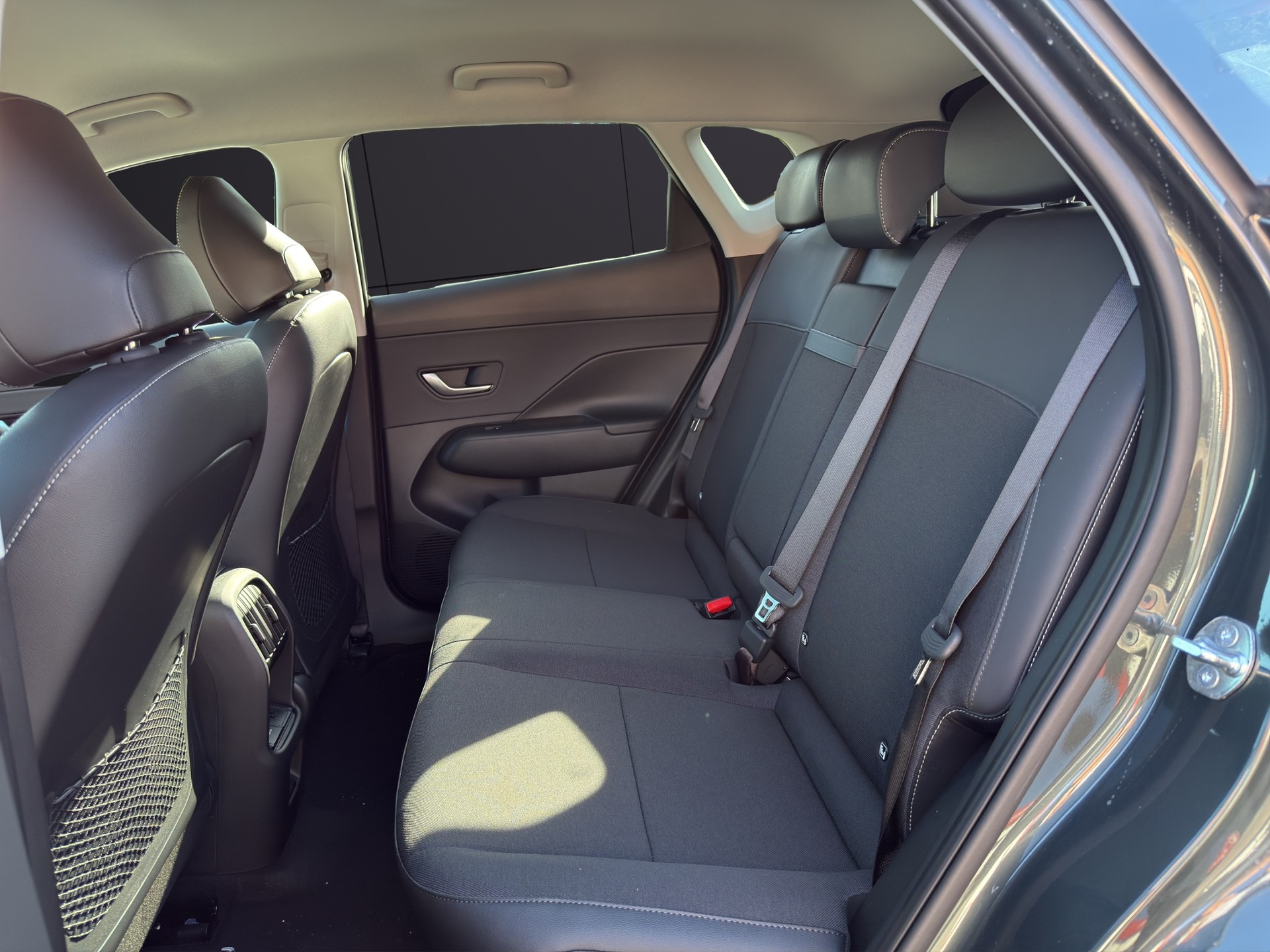 HYUNDAI Kona EV 65.4 kWh Amplia-image-15