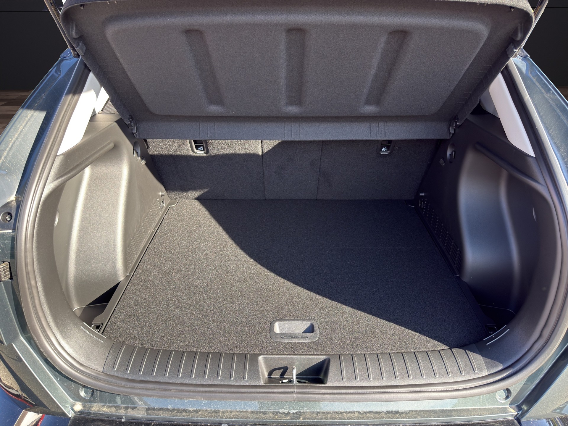 HYUNDAI Kona EV 65.4 kWh Amplia-image-16