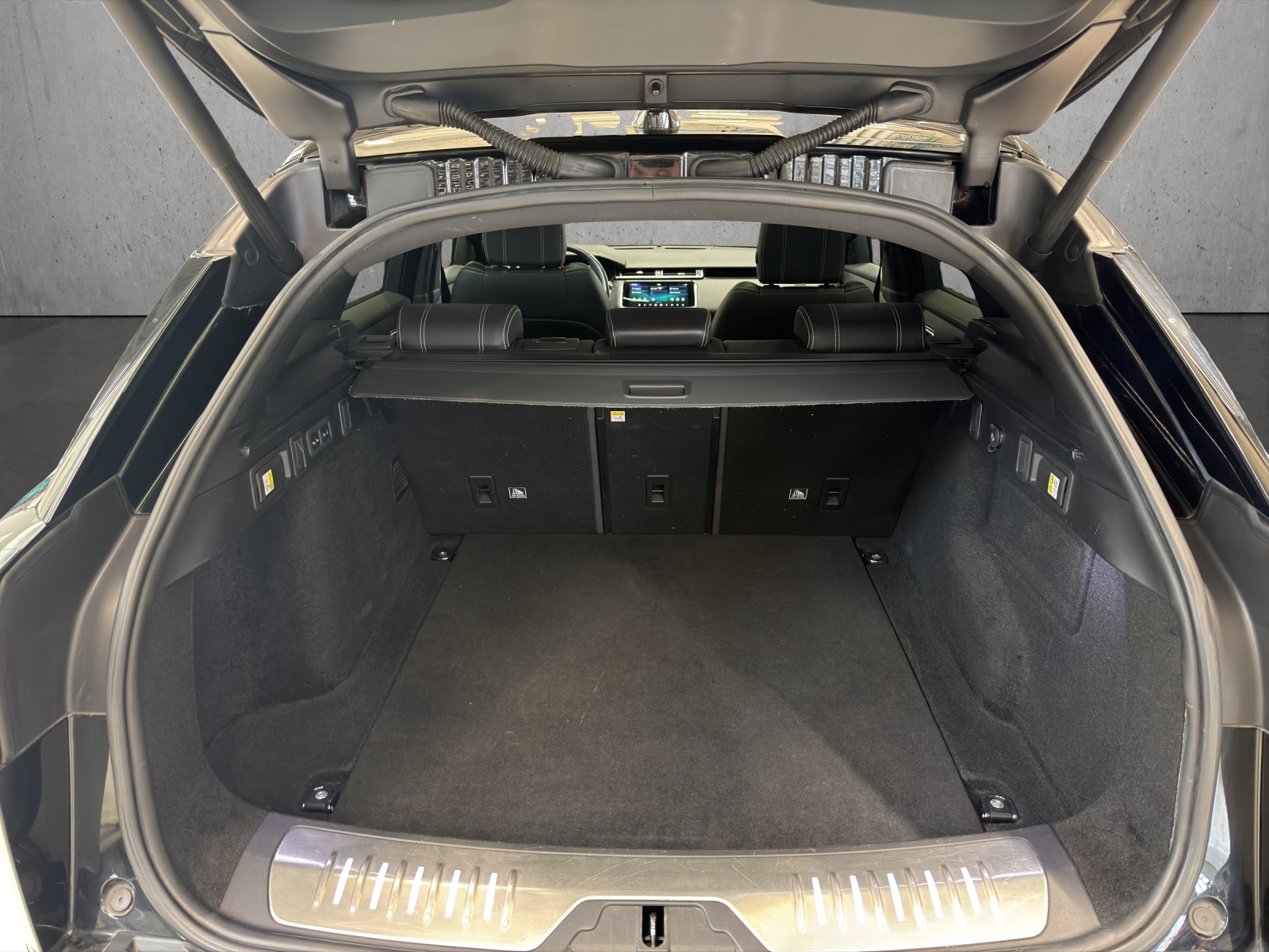 LAND ROVER Range Rover Velar 3.0 D 300 R-Dynamic S-image-15