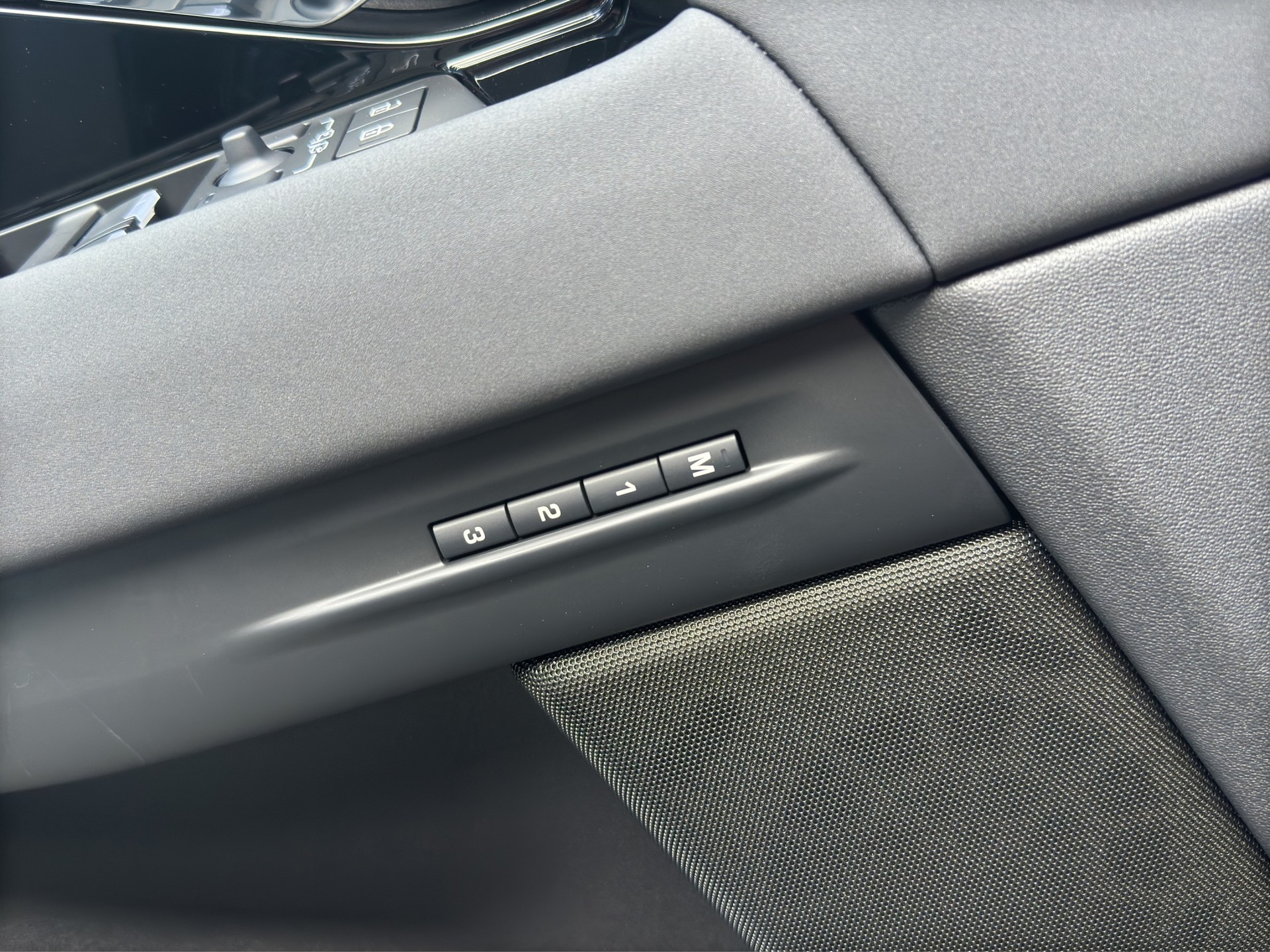 LAND ROVER Evoque P 270e Dynamic SE Black Pack 4x4 5 Jahre Werksgarantie-image-22