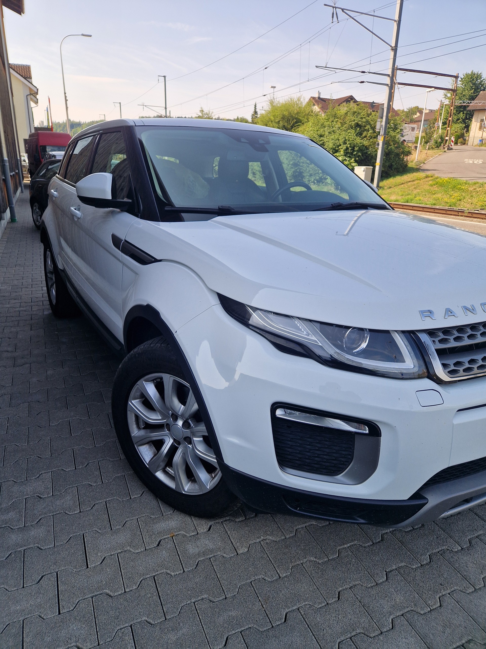 LAND ROVER Range Rover Evoque 2.0 TD4 SE Dynamic-image-2