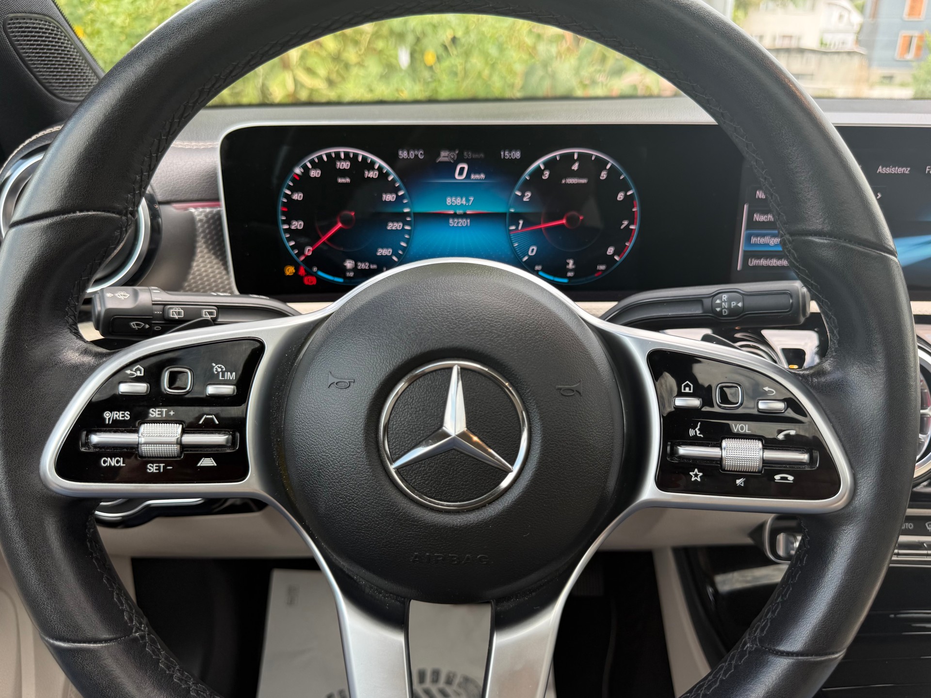 MERCEDES-BENZ A 200 Progressive 7G-DCT-image-9