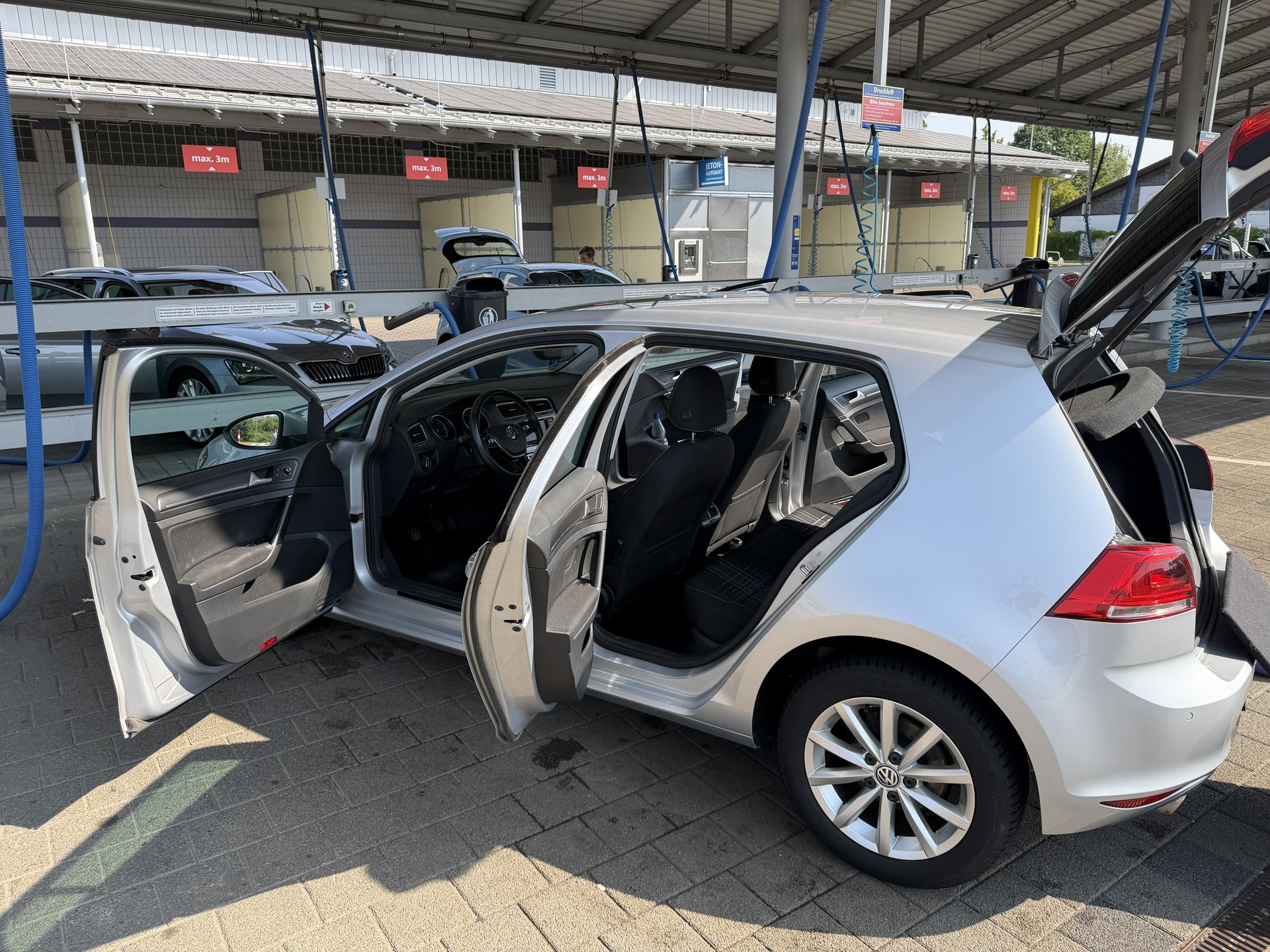 VW 1.6 TDI Lounge-image-1
