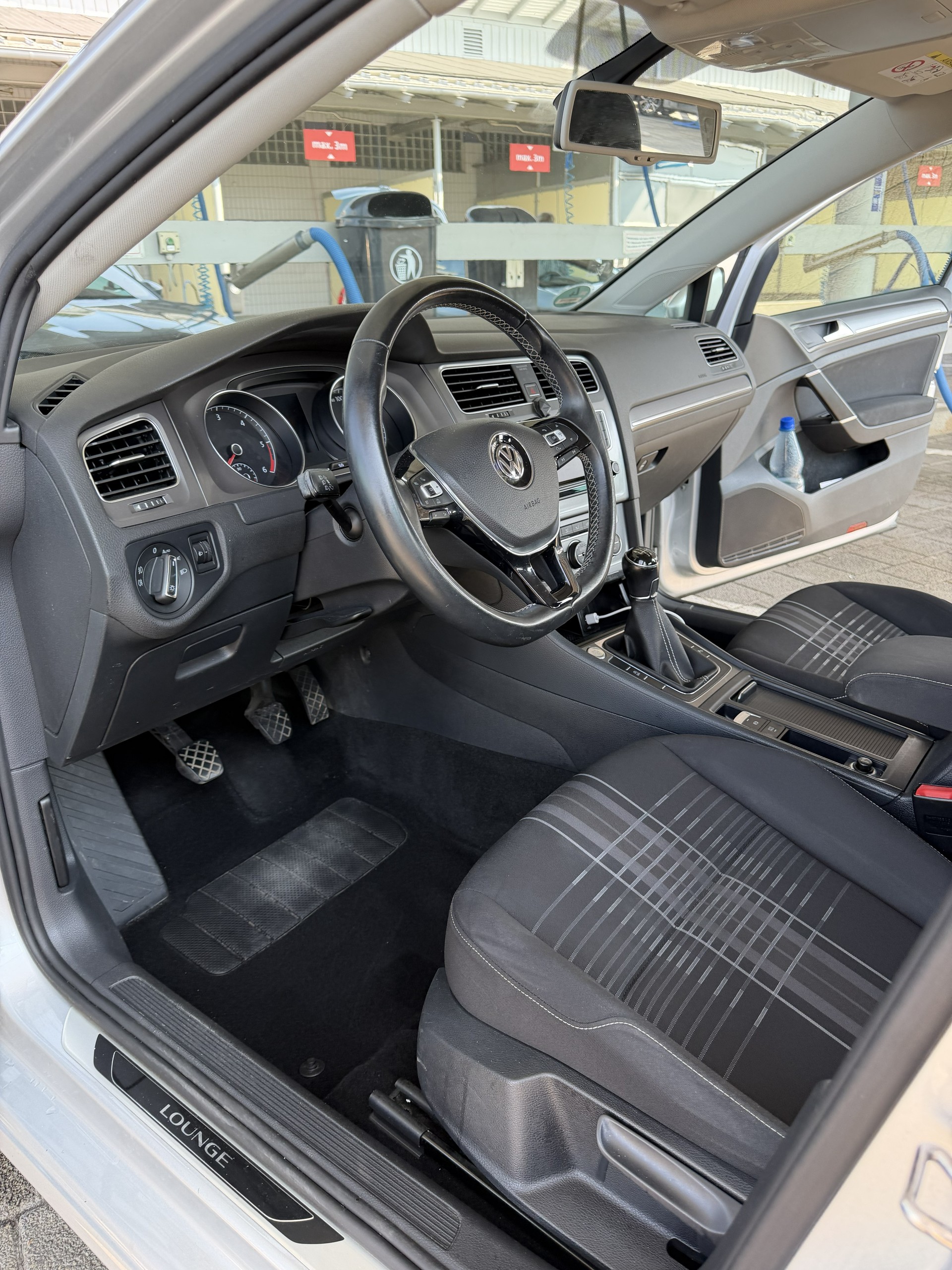VW 1.6 TDI Lounge-image-2