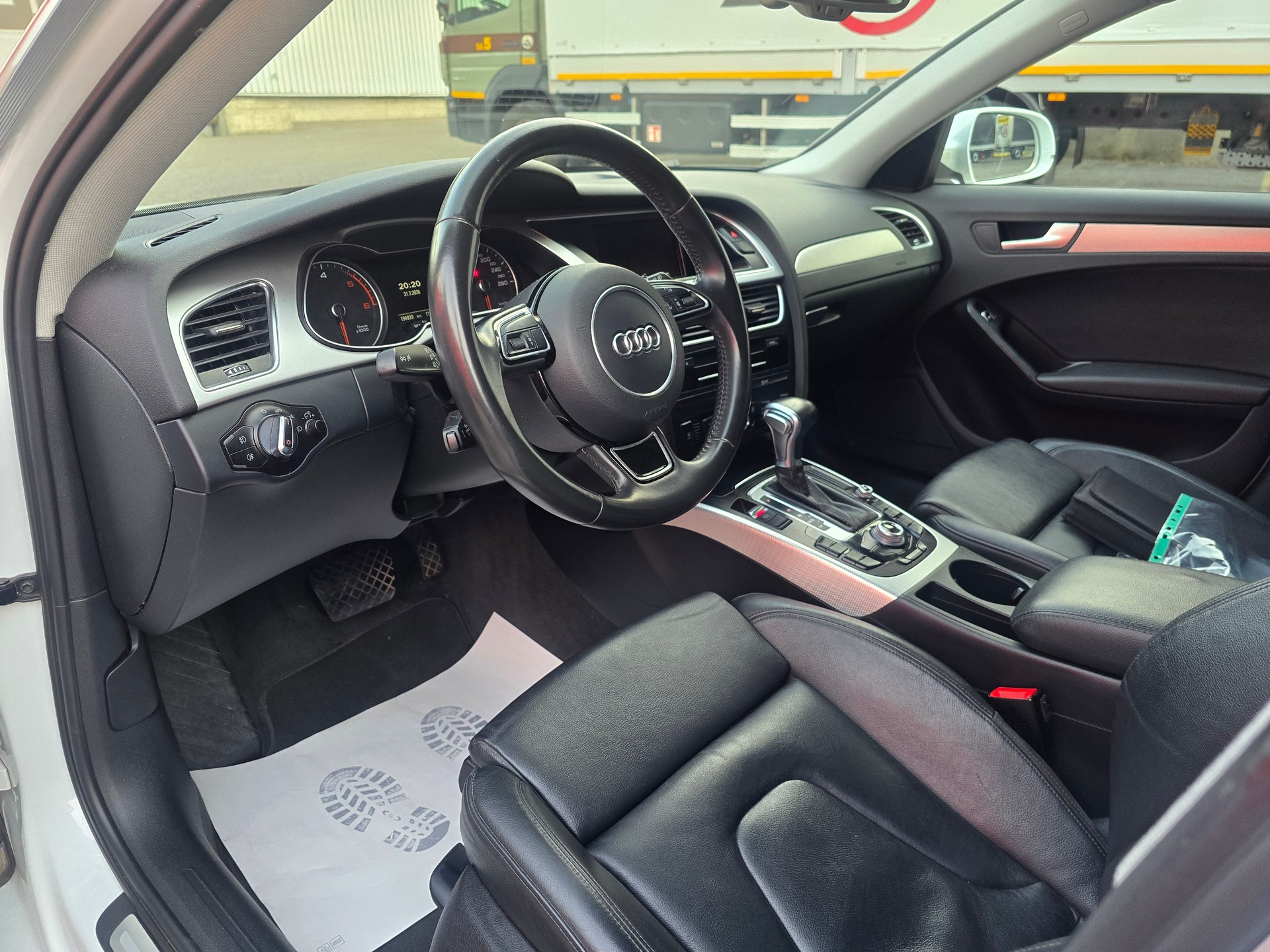 AUDI A4 Avant 2.0 TDI Attraction multitronic-image-10