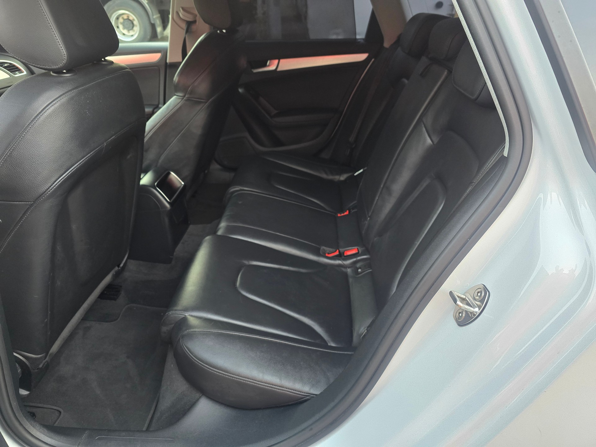 AUDI A4 Avant 2.0 TDI Attraction multitronic-image-12