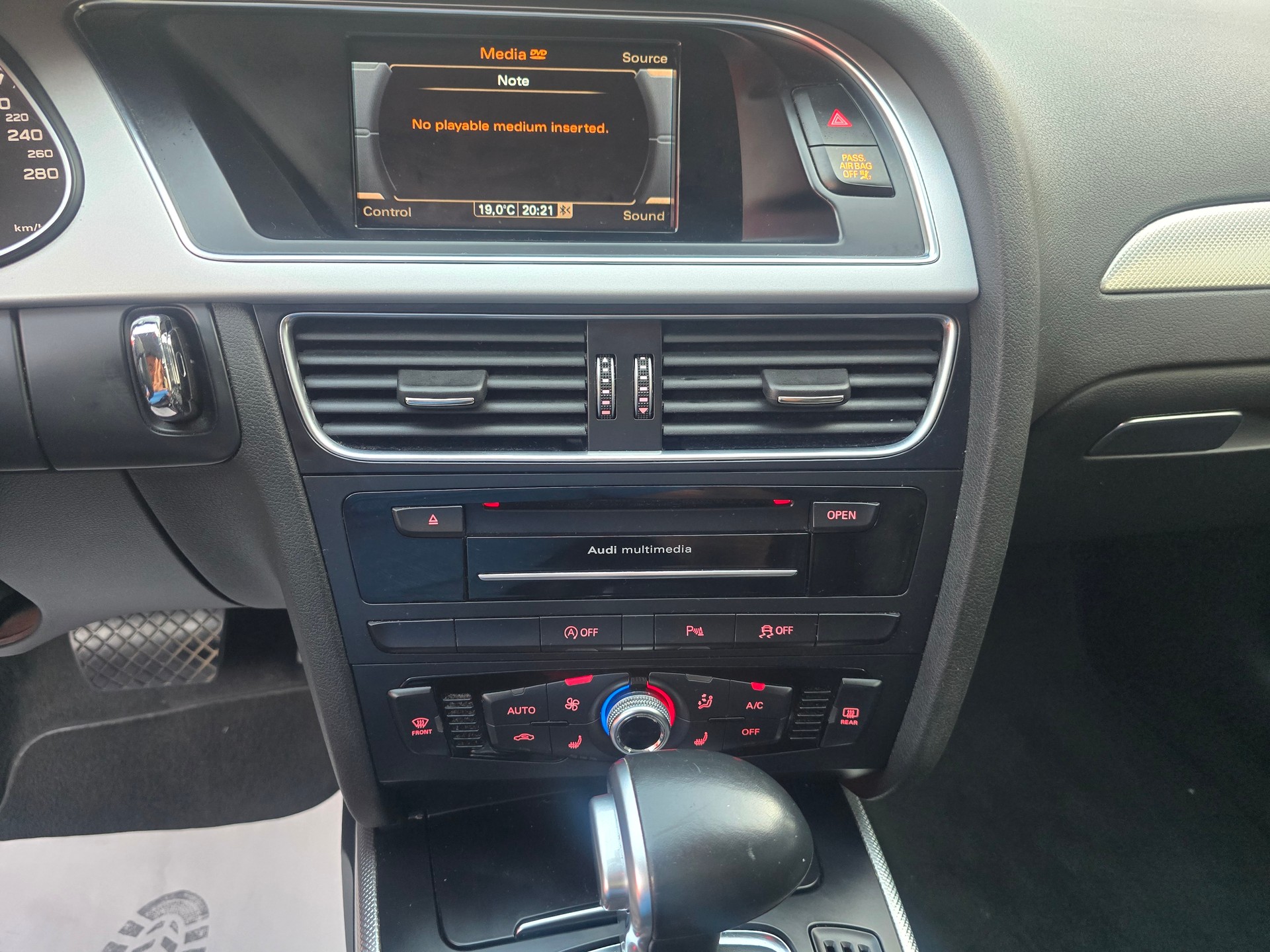 AUDI A4 Avant 2.0 TDI Attraction multitronic-image-18
