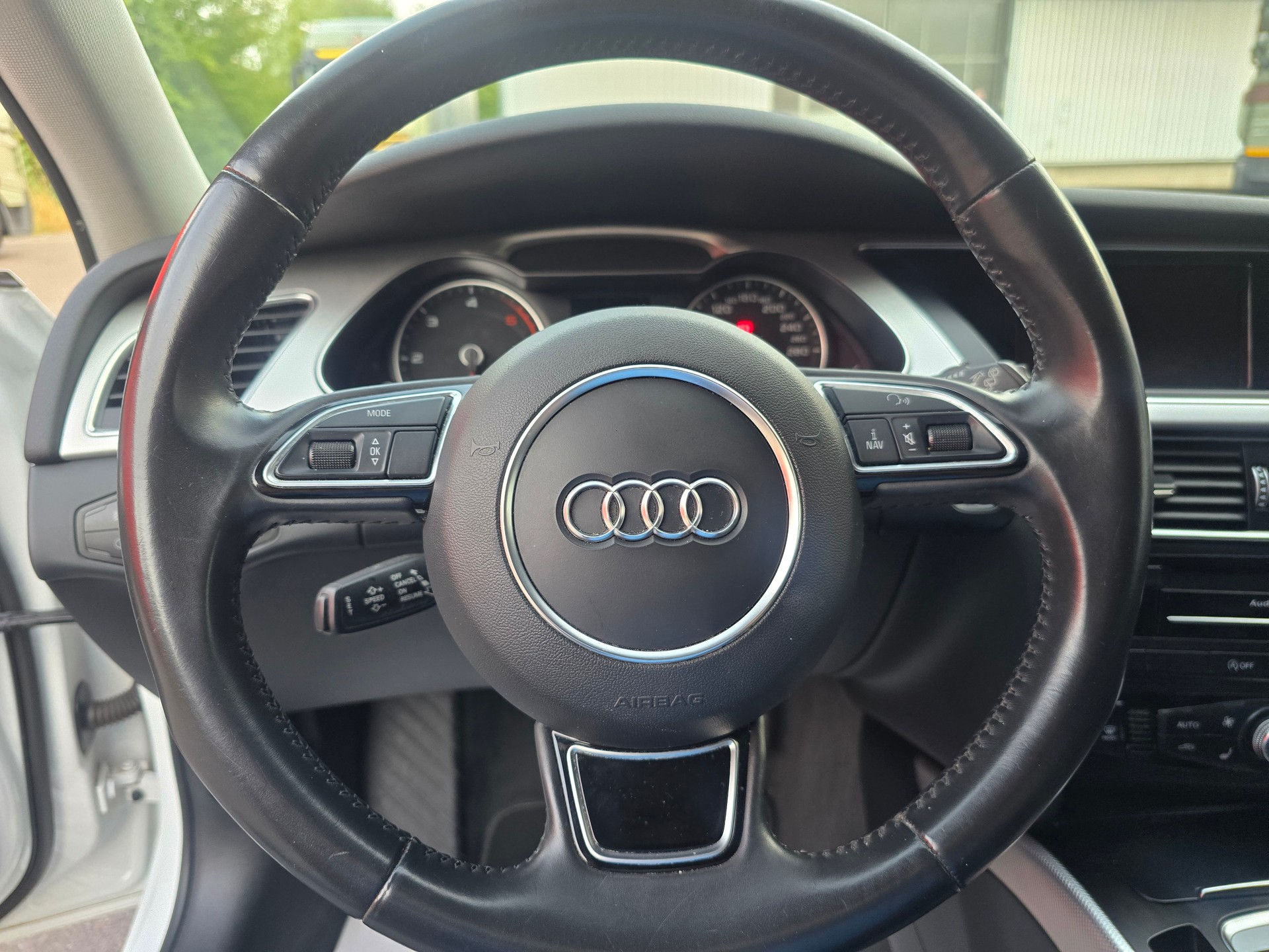AUDI A4 Avant 2.0 TDI Attraction multitronic-image-16