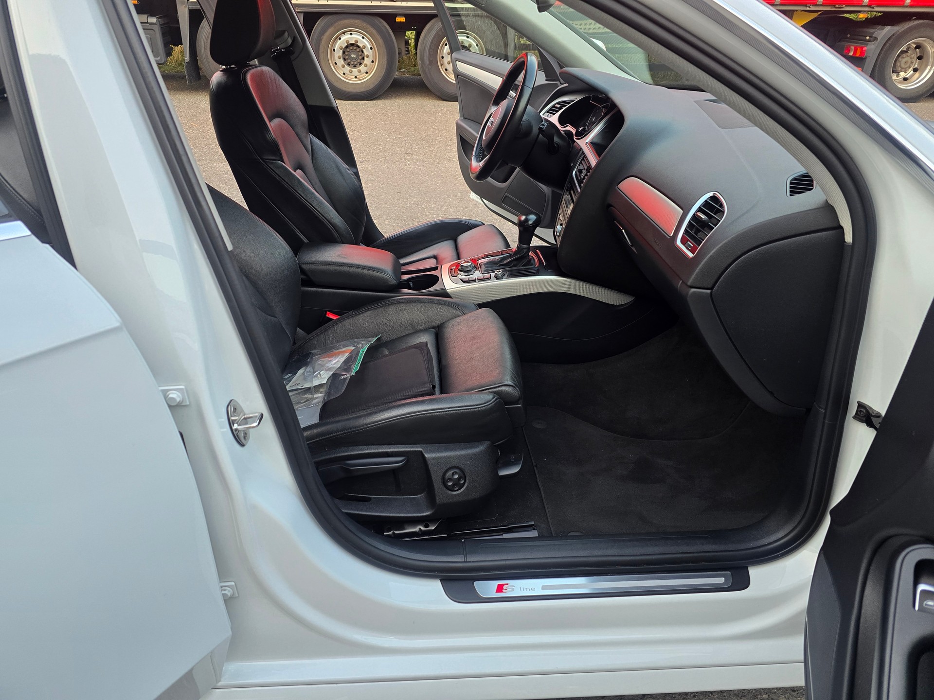 AUDI A4 Avant 2.0 TDI Attraction multitronic-image-13