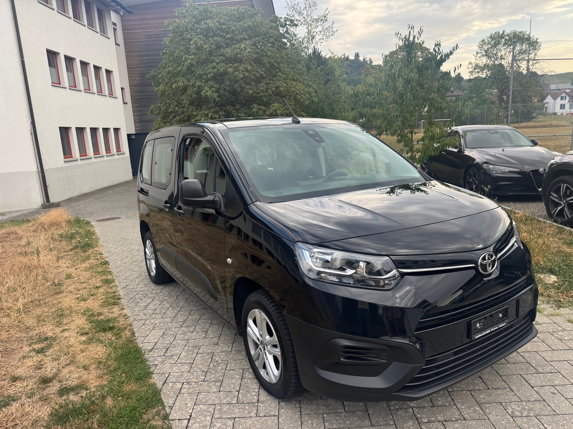 TOYOTA Proace City Verso 1.2 Shuttle Medium-image-0