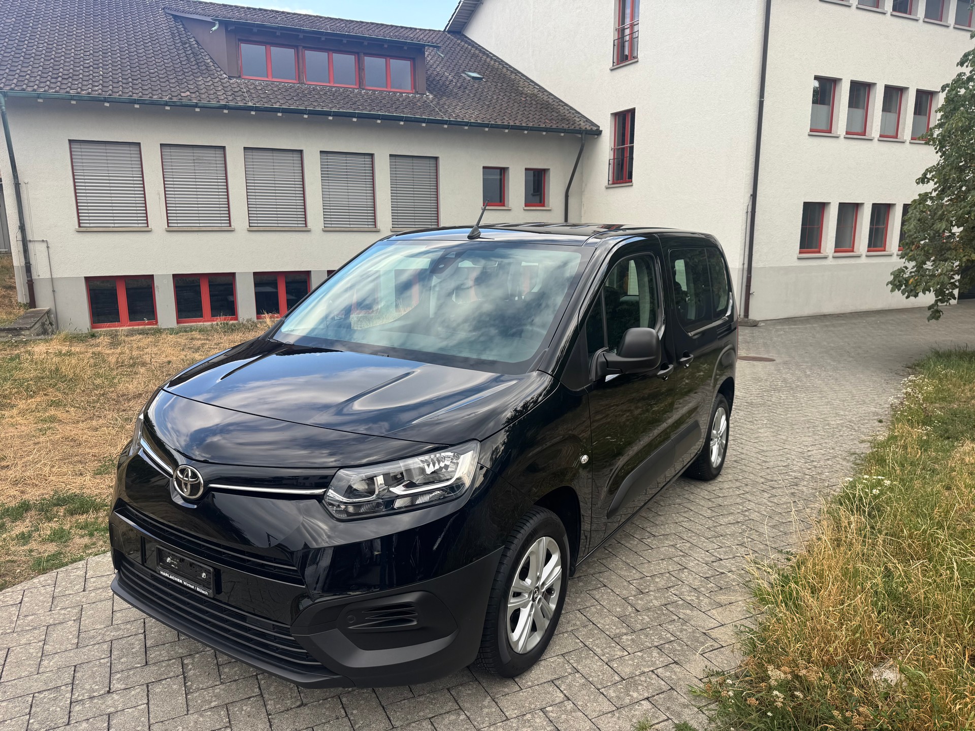 TOYOTA Proace City Verso 1.2 Shuttle Medium-image-2