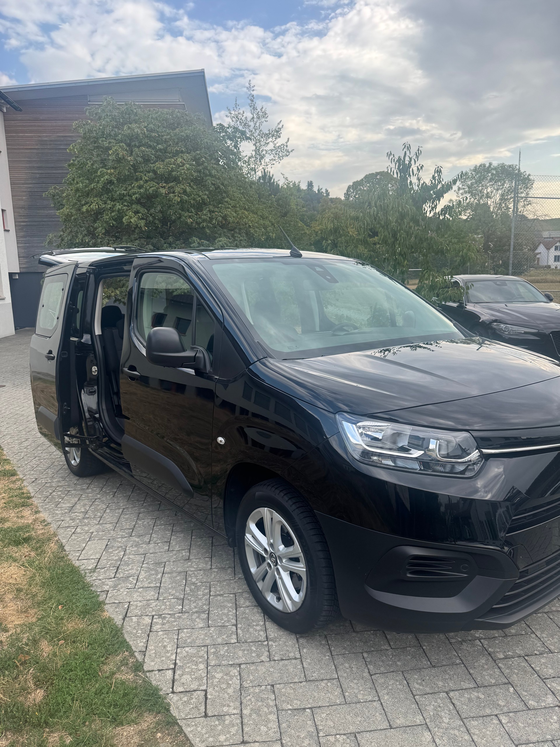 TOYOTA Proace City Verso 1.2 Shuttle Medium-image-12
