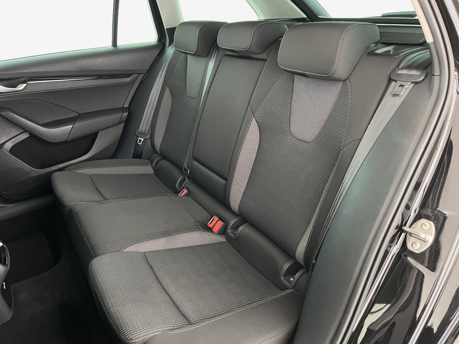 SKODA Octavia Combi 1.5 TSI mHEV DSG Dynamic-image-11